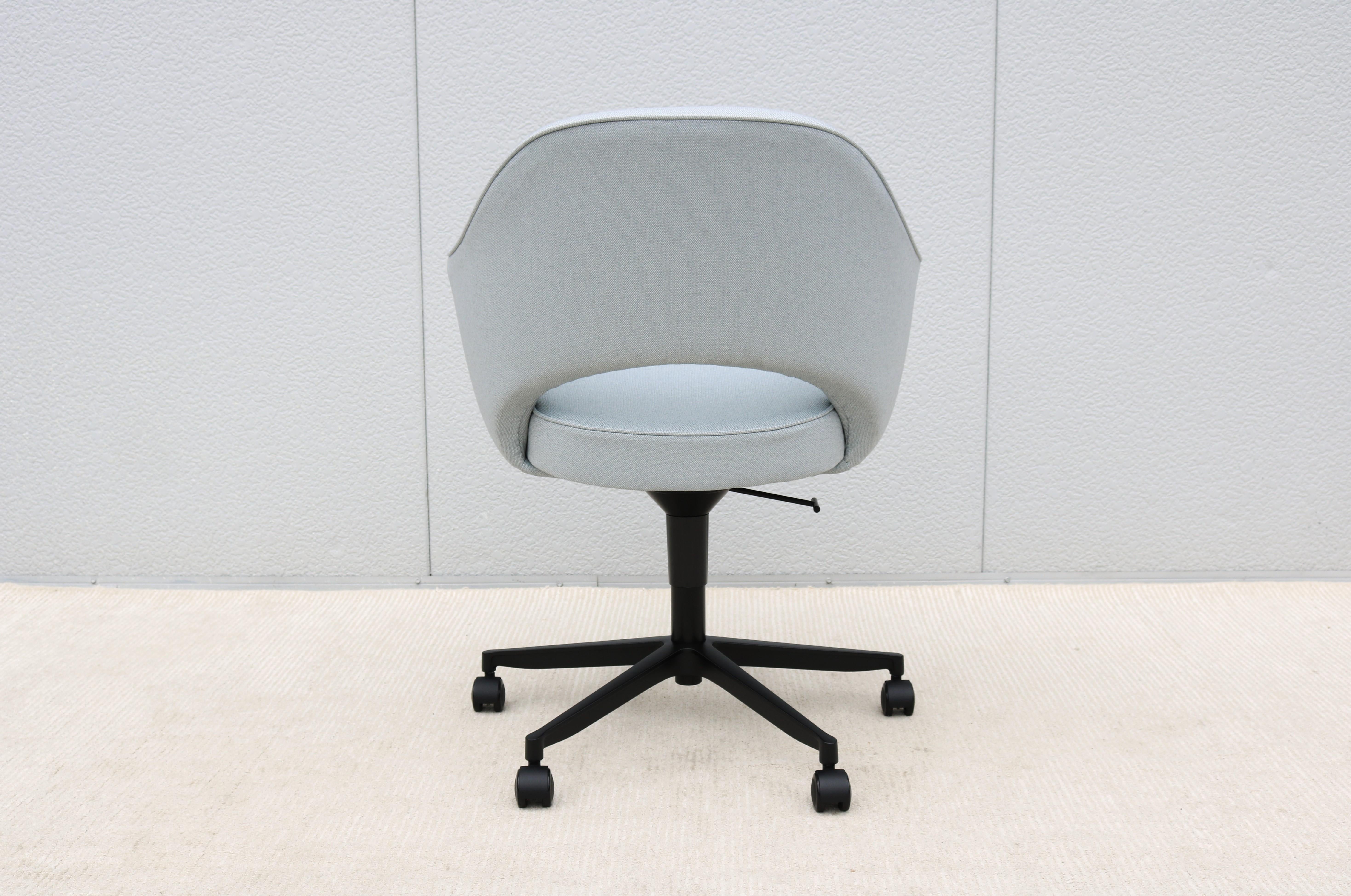 Mid-Century Modern Eero Saarinen for Knoll New Executive Swivel Desk Arm Chair For Sale 5