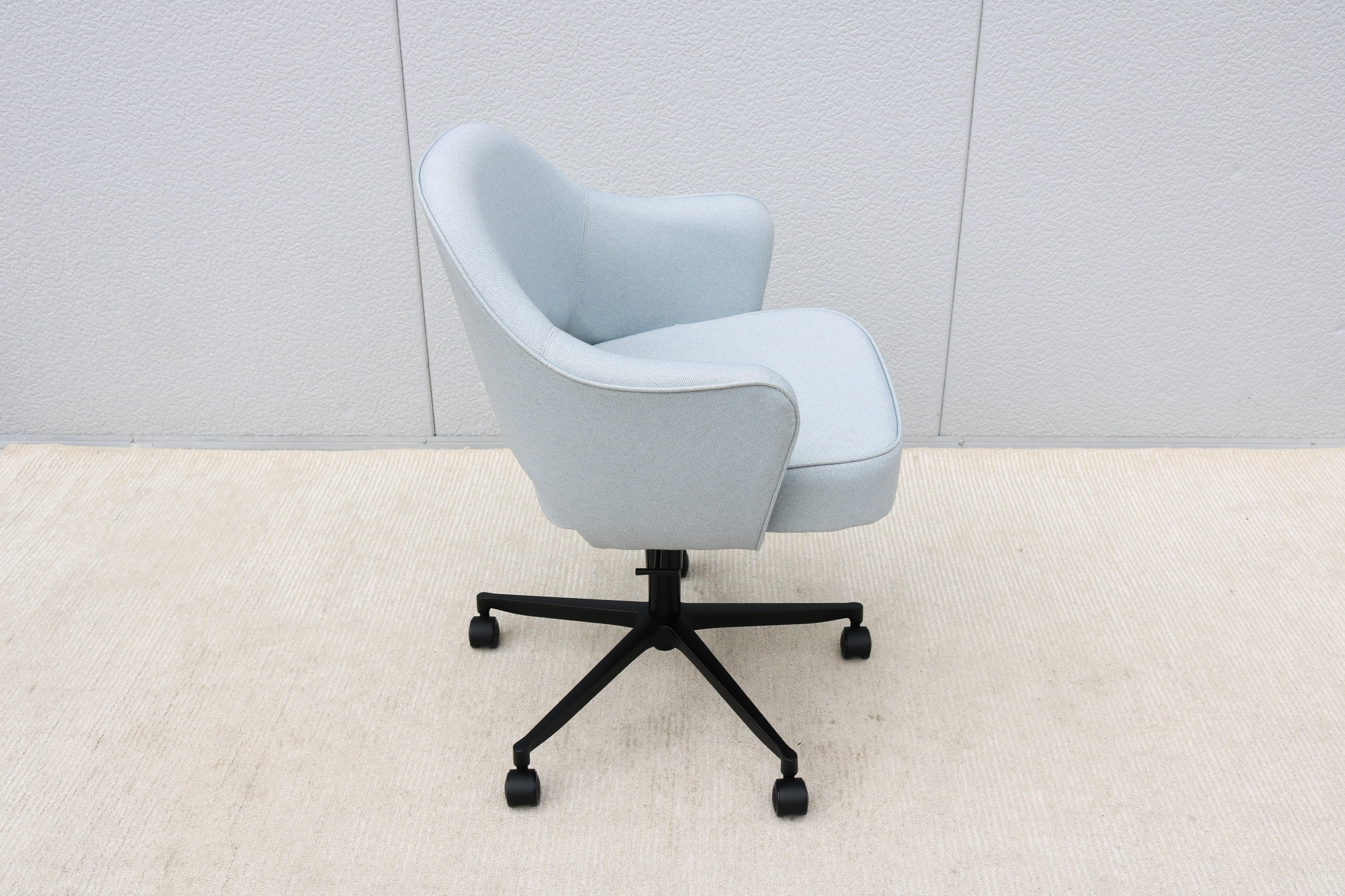 Mid-Century Modern Eero Saarinen for Knoll New Executive Swivel Desk Arm Chair For Sale 6