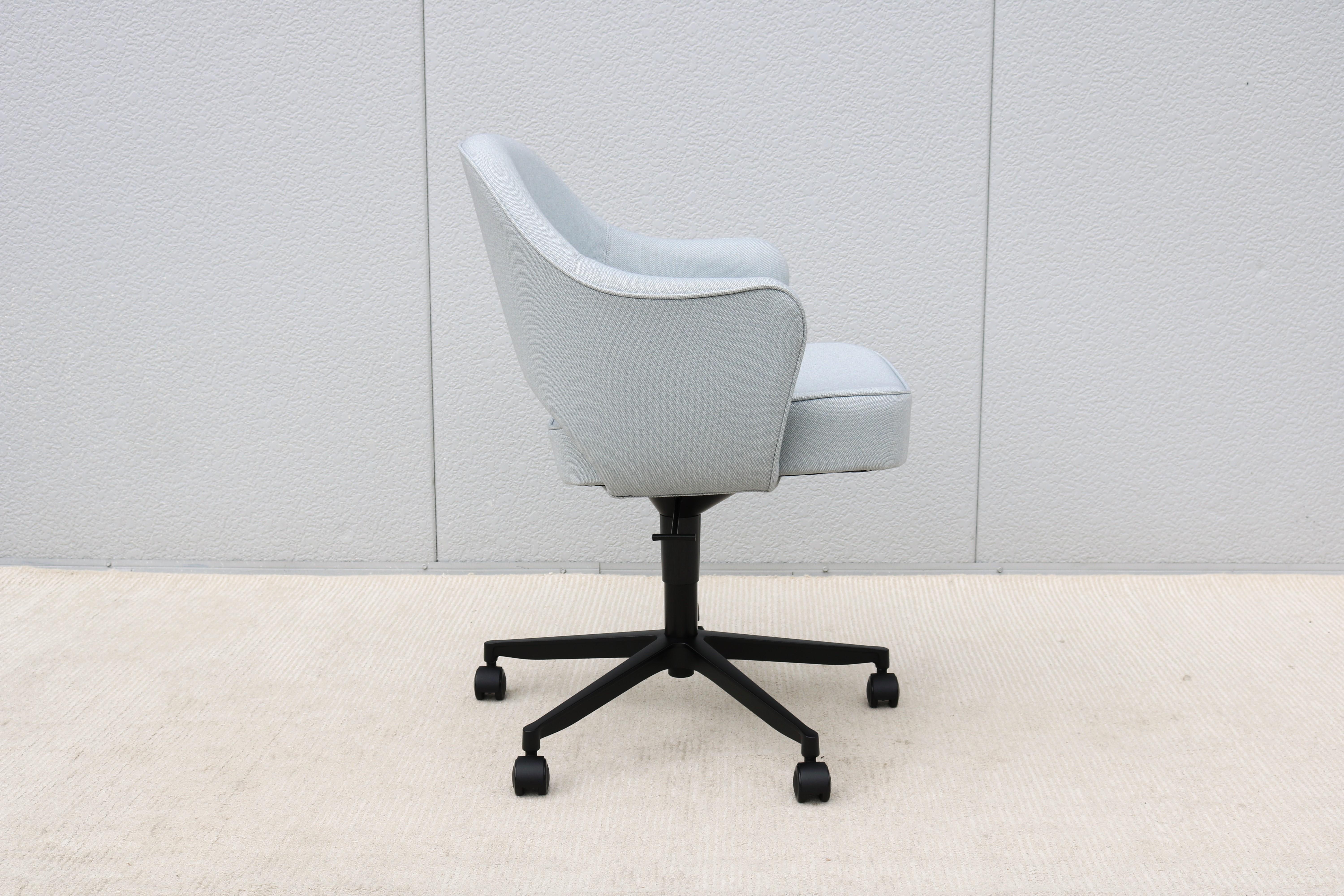 Mid-Century Modern Eero Saarinen for Knoll New Executive Swivel Desk Arm Chair For Sale 7