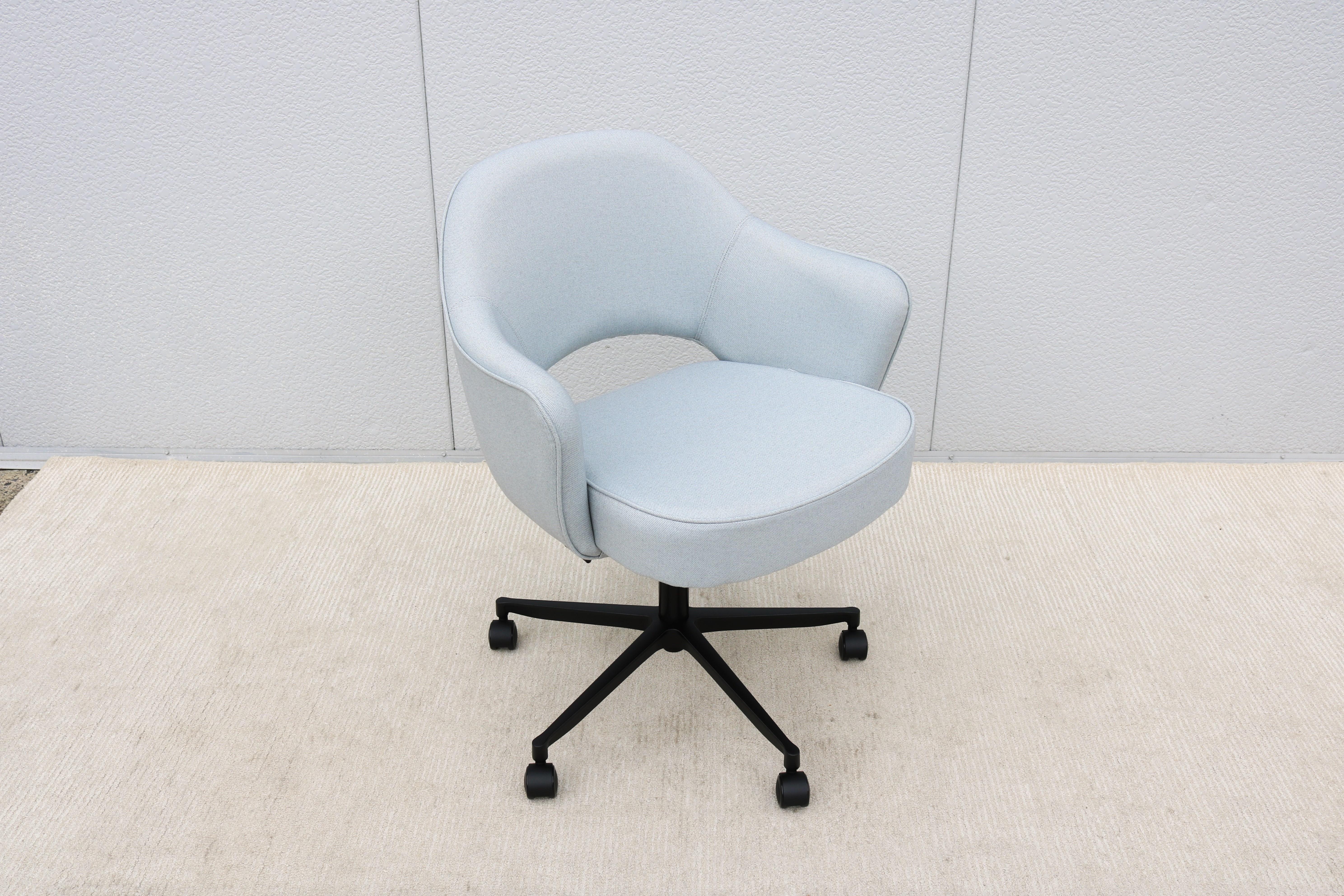Stunning authentic mid-century modern Saarinen executive arm chair features a height-adjustable swivel base with weight-adjusted tilt.
One of Knoll's most popular designs that achieved supreme comfort through the shape of its shell.
Was introduced