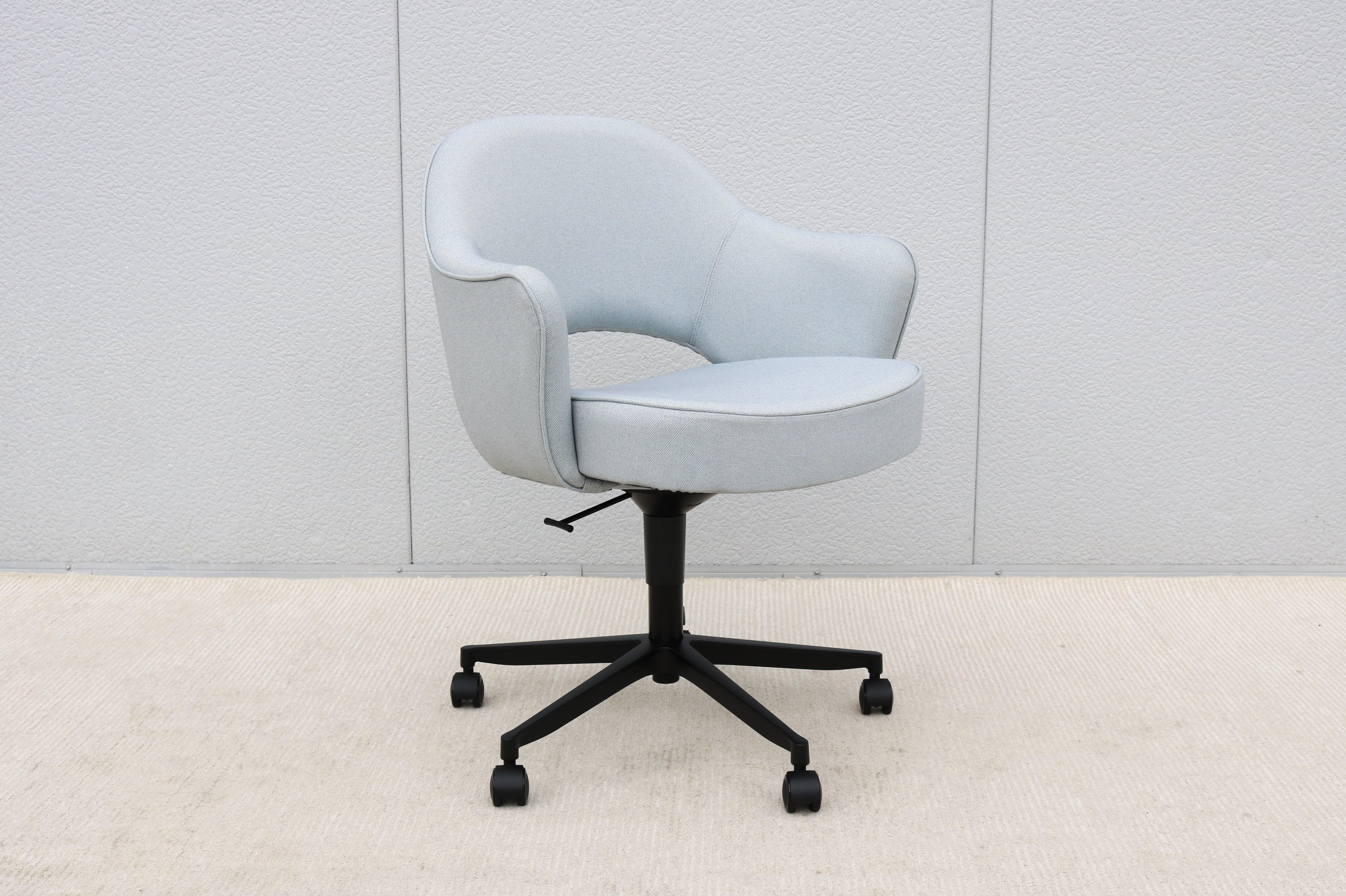 American Mid-Century Modern Eero Saarinen for Knoll New Executive Swivel Desk Arm Chair For Sale