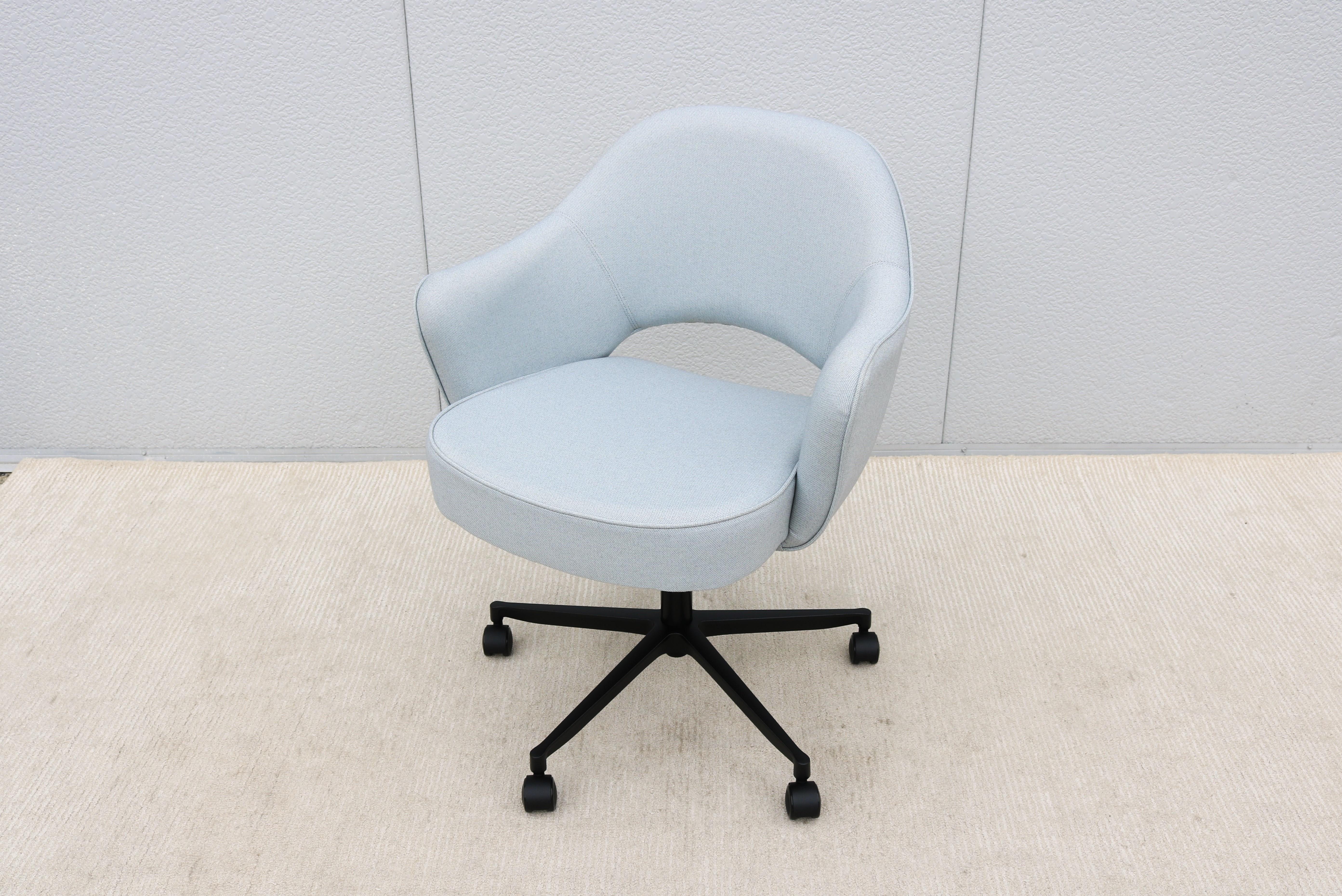 Molded Mid-Century Modern Eero Saarinen for Knoll New Executive Swivel Desk Arm Chair For Sale