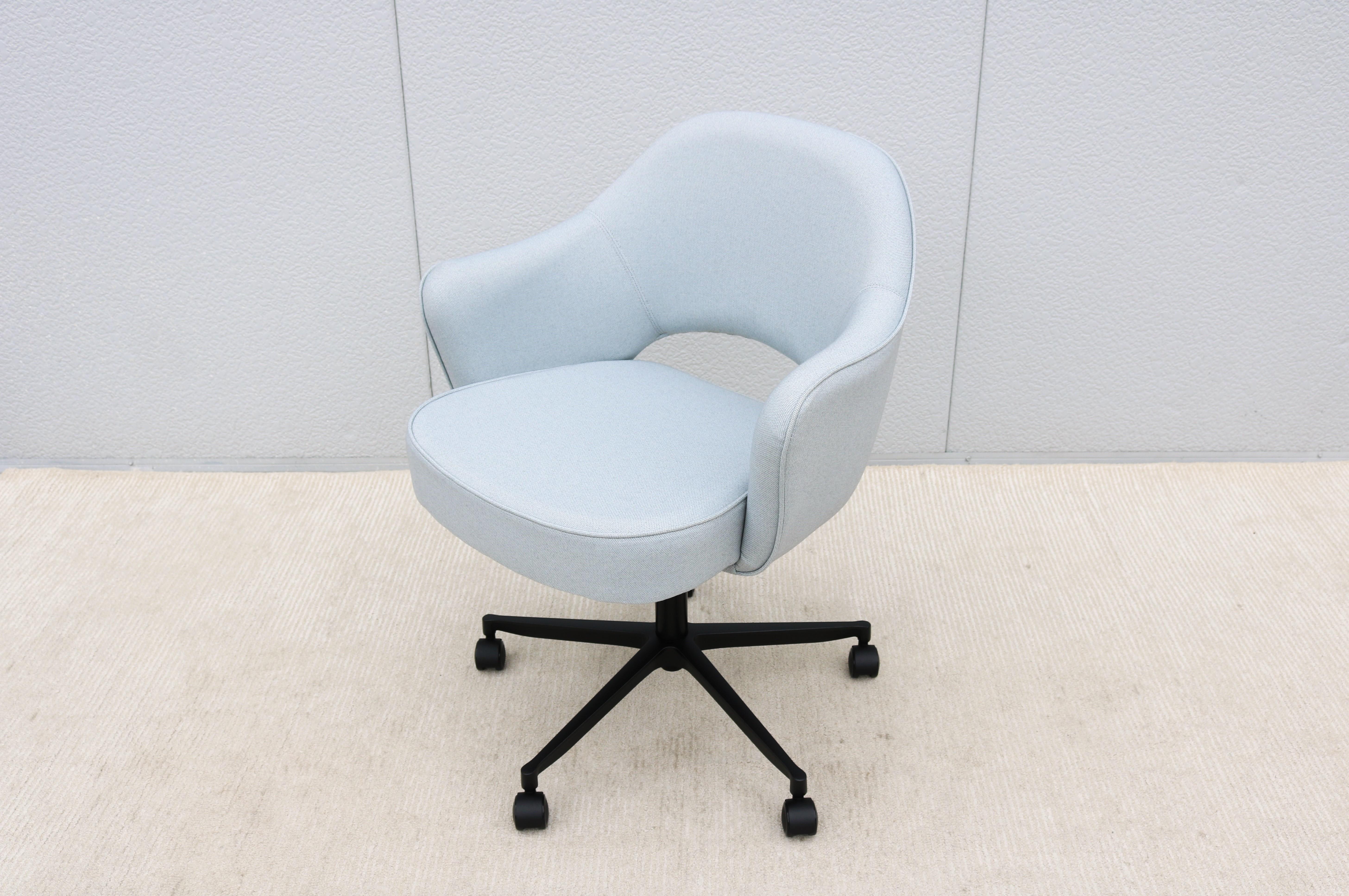 Contemporary Mid-Century Modern Eero Saarinen for Knoll New Executive Swivel Desk Arm Chair For Sale