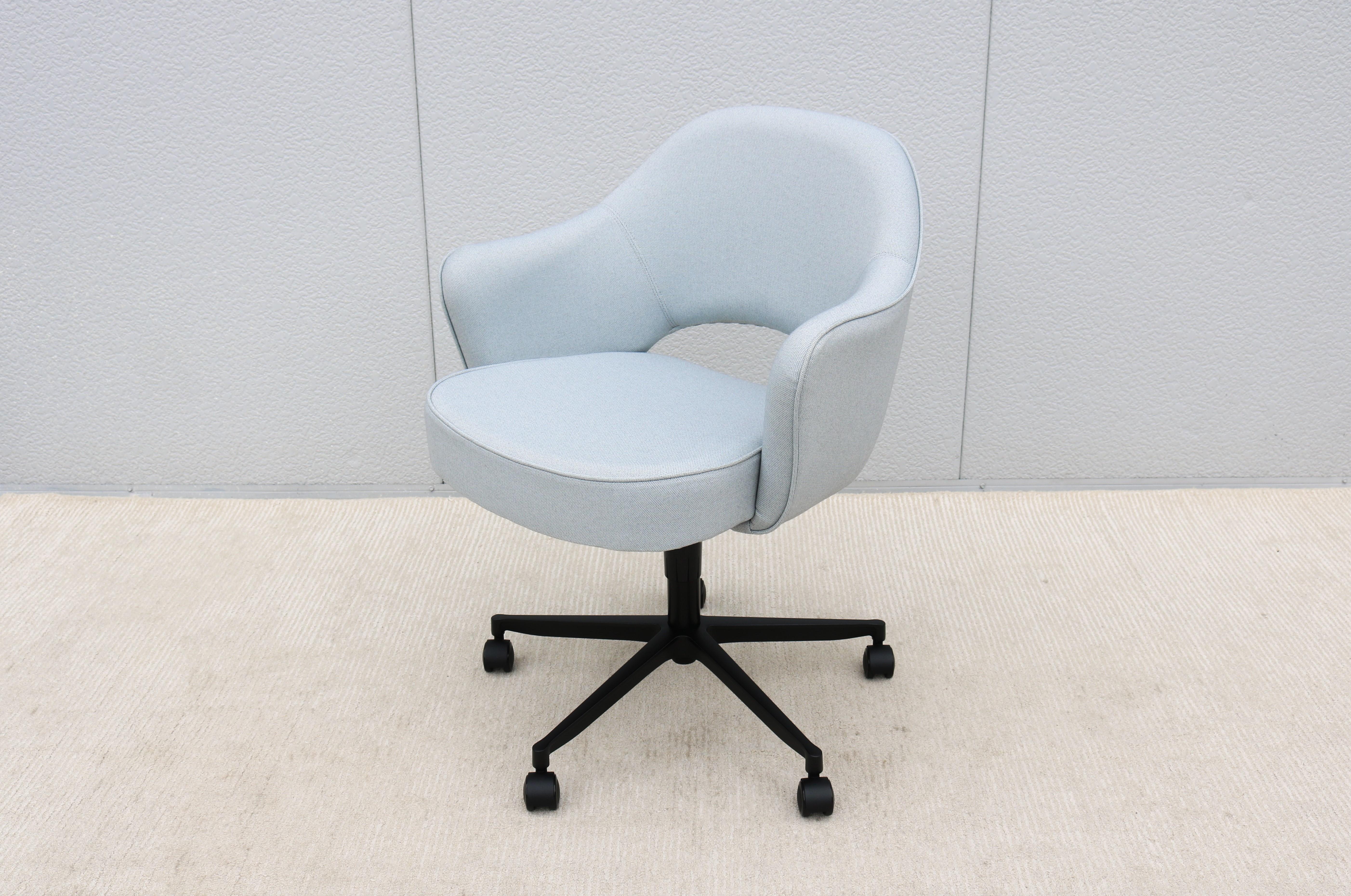Aluminum Mid-Century Modern Eero Saarinen for Knoll New Executive Swivel Desk Arm Chair For Sale