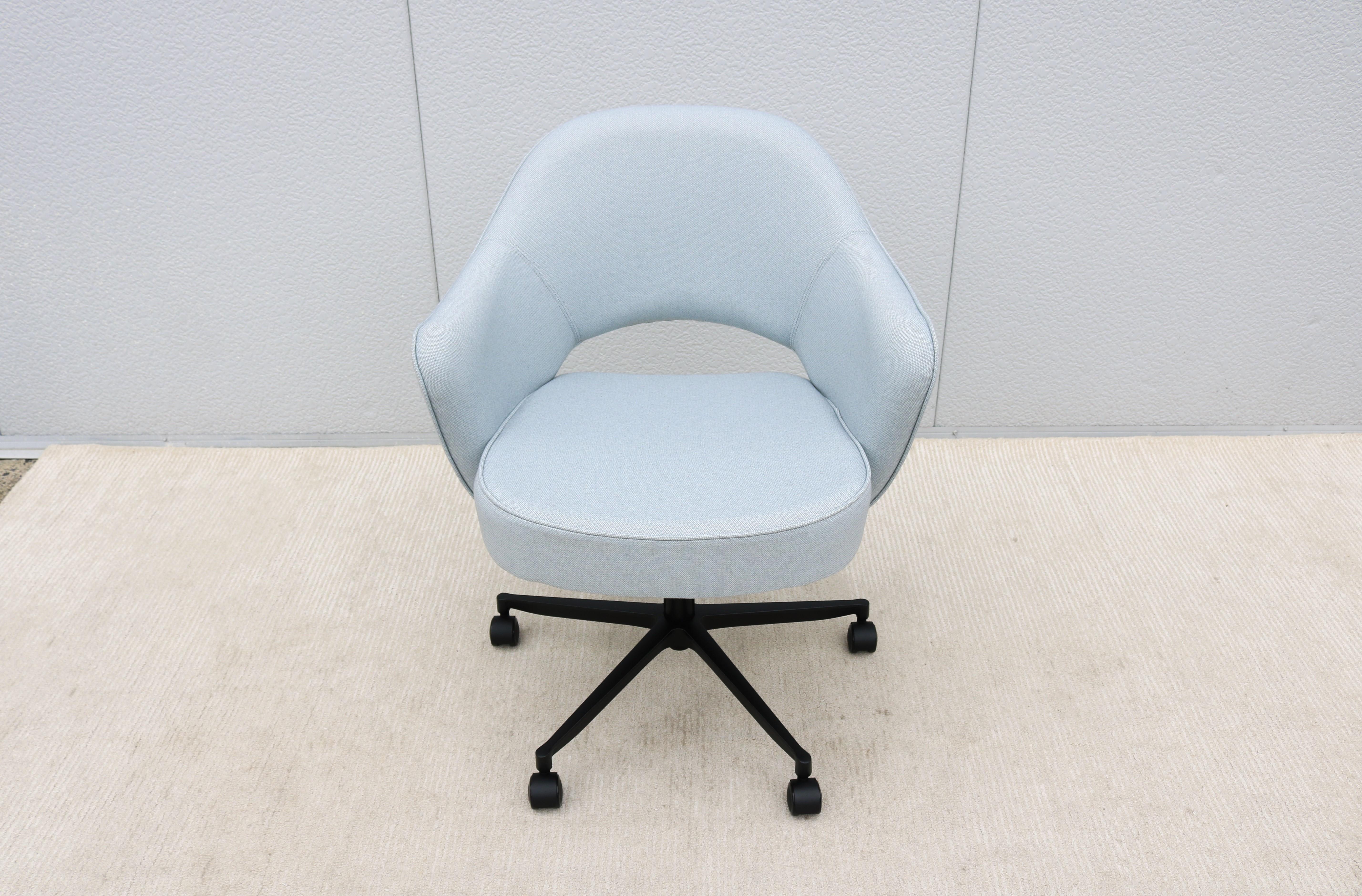 Mid-Century Modern Eero Saarinen for Knoll New Executive Swivel Desk Arm Chair For Sale 1