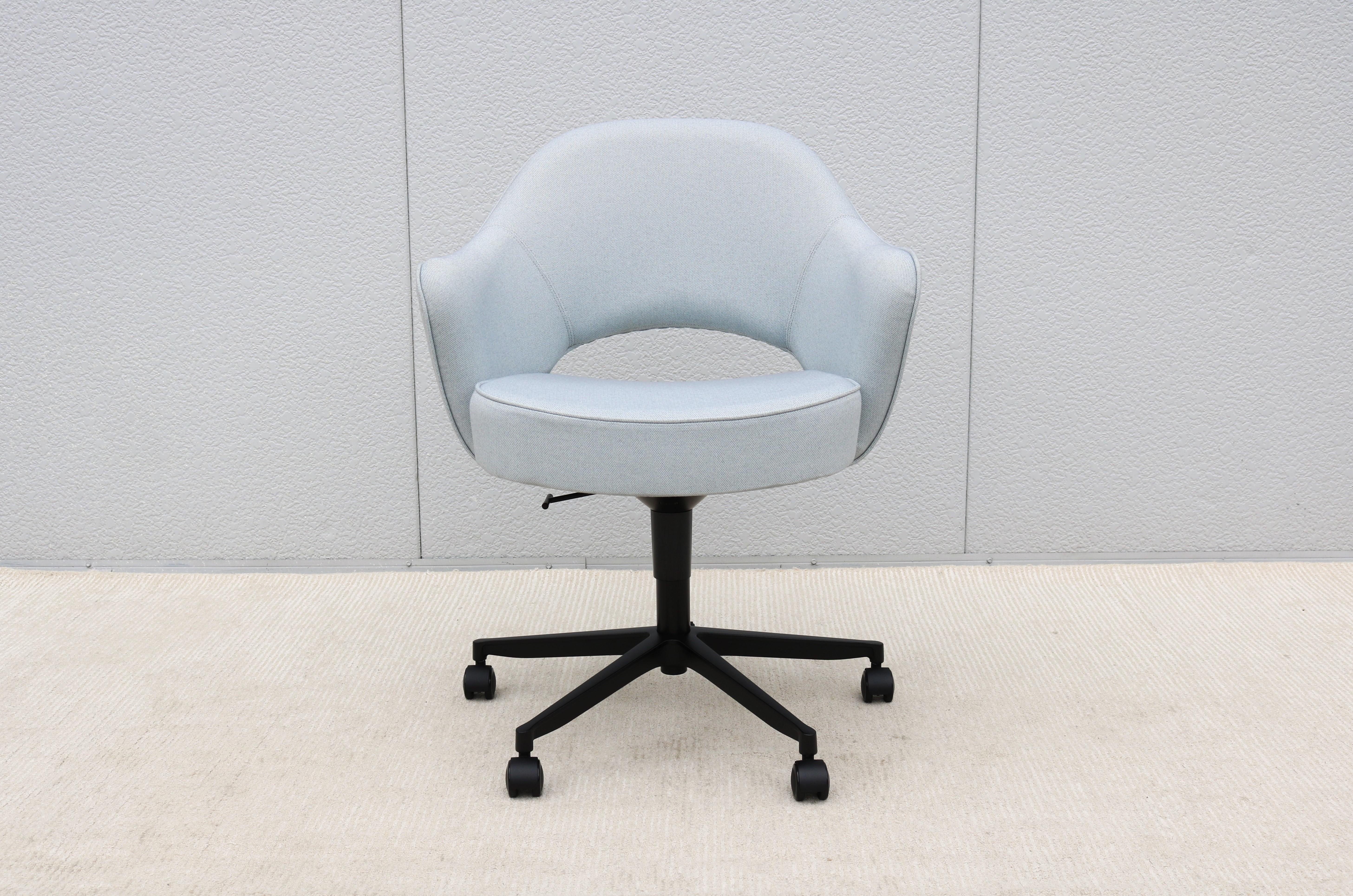 Mid-Century Modern Eero Saarinen for Knoll New Executive Swivel Desk Arm Chair For Sale 2
