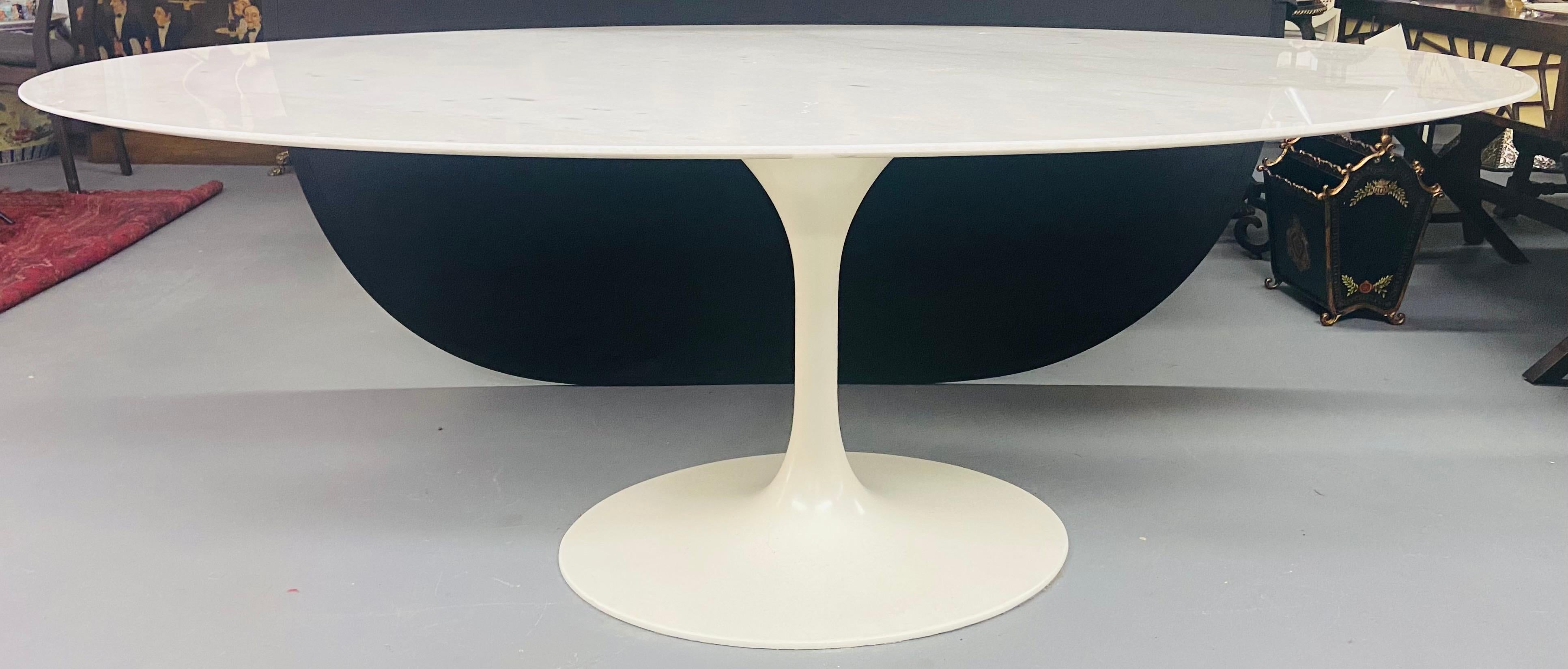 Mid-Century Modern Eero Saarinen for Knoll Oval Marble-Top Tulip Dining Table In Good Condition In Plainview, NY