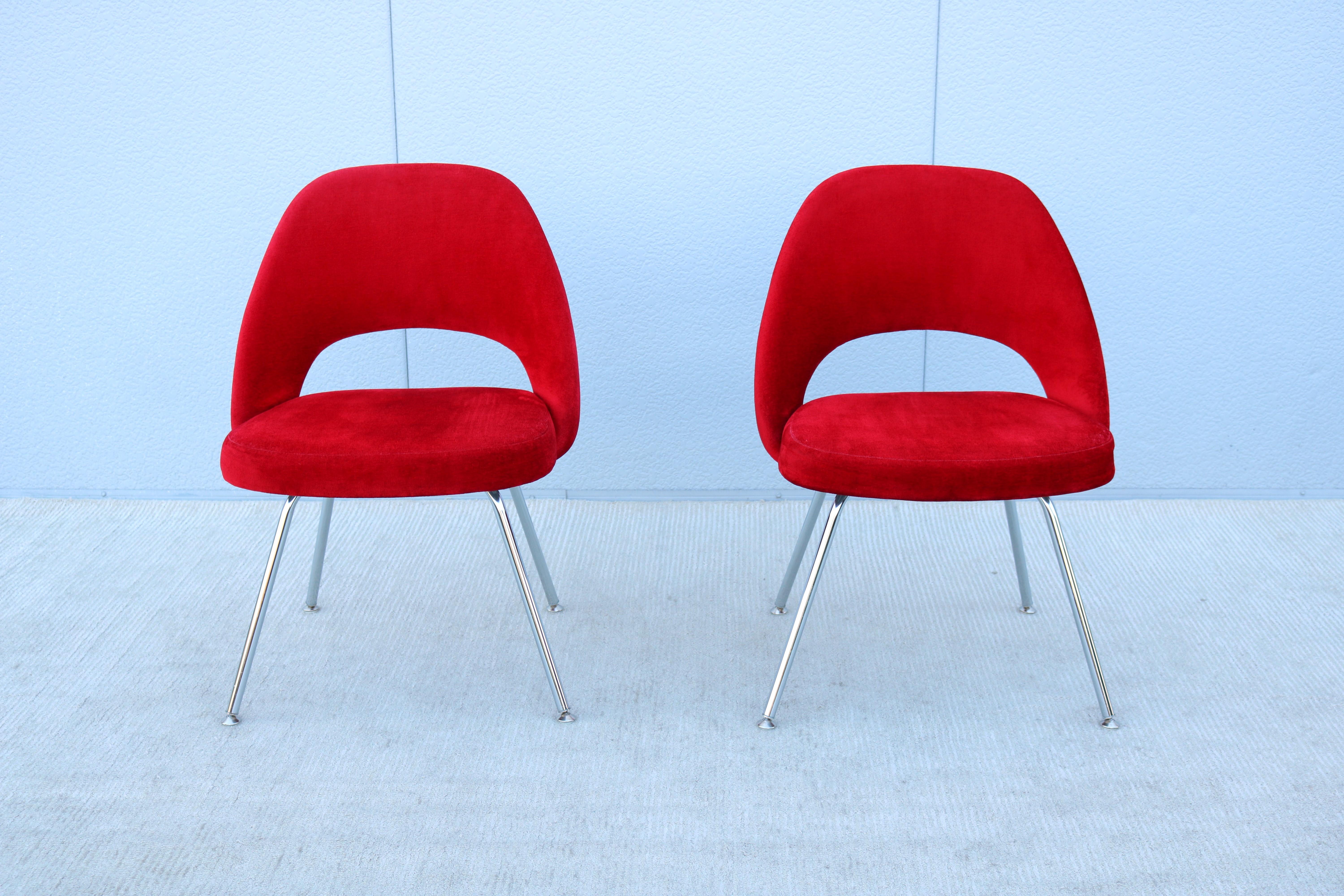 Superbe paire de fauteuils de direction sans accoudoirs Saarinen de Knoll, authentiquement moderne du milieu du siècle dernier.
L'un des designs les plus populaires de Knoll qui a atteint un confort suprême grâce à la forme de sa coque.
Il a été