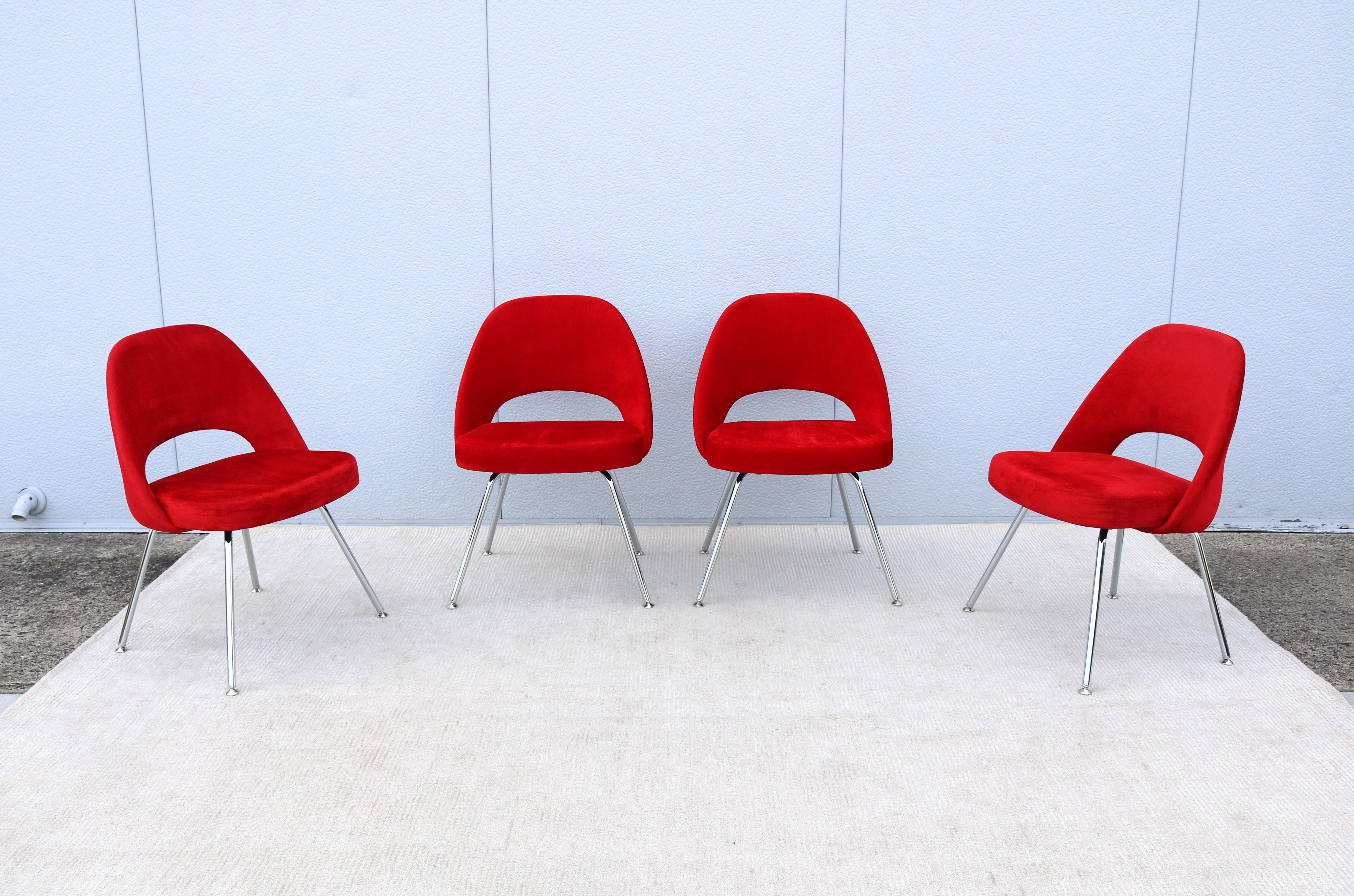 Superbe ensemble de quatre fauteuils de direction sans accoudoirs Saarinen de Knoll, authentiquement moderne du milieu du siècle dernier.
L'un des designs les plus populaires de Knoll qui a atteint un confort suprême grâce à la forme de sa coque.
Il