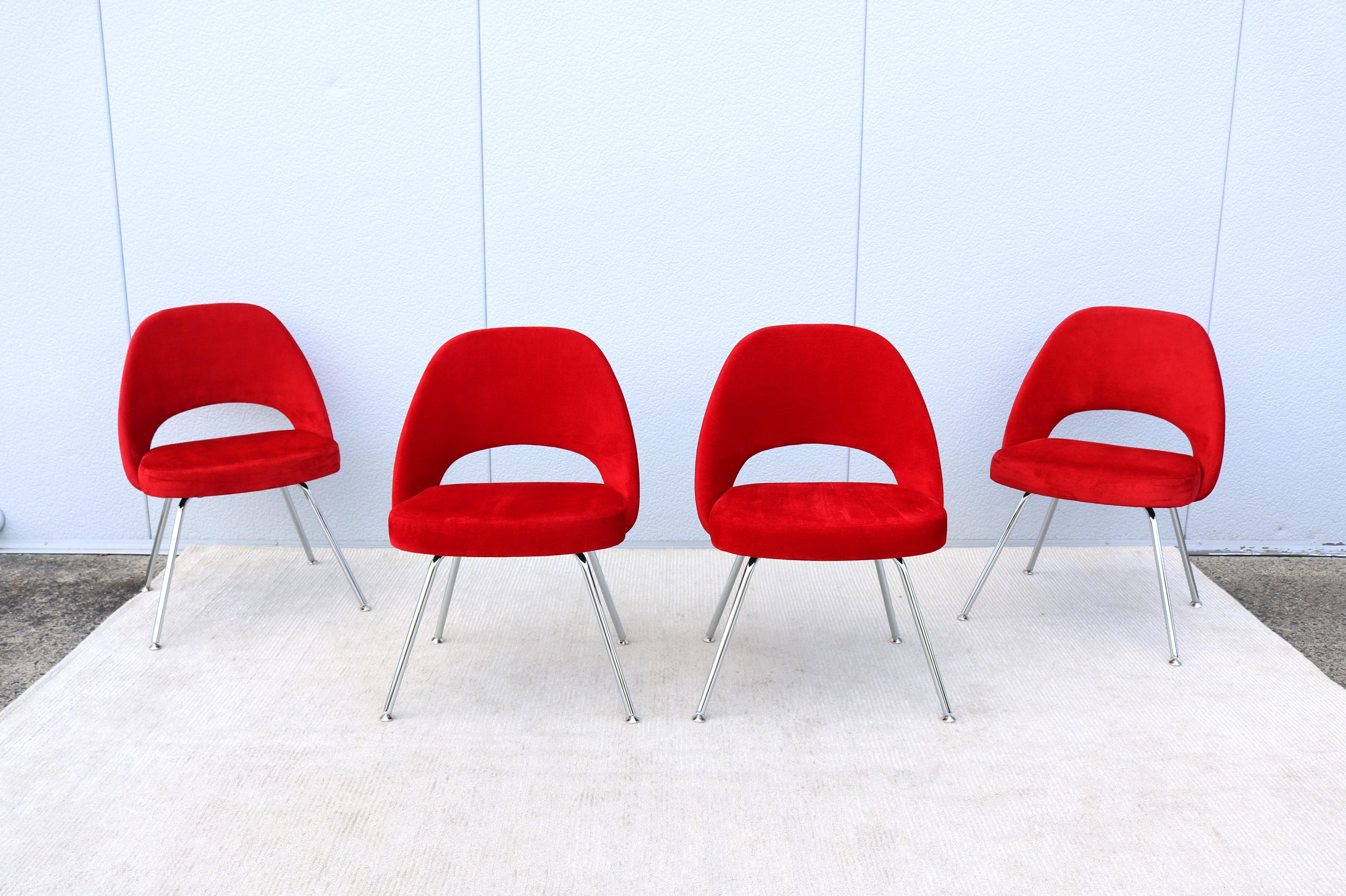 Moulé Ensemble de 4 fauteuils sans accoudoirs rouges de style moderne du milieu du siècle dernier d'Eero Saarinen pour Knoll en vente