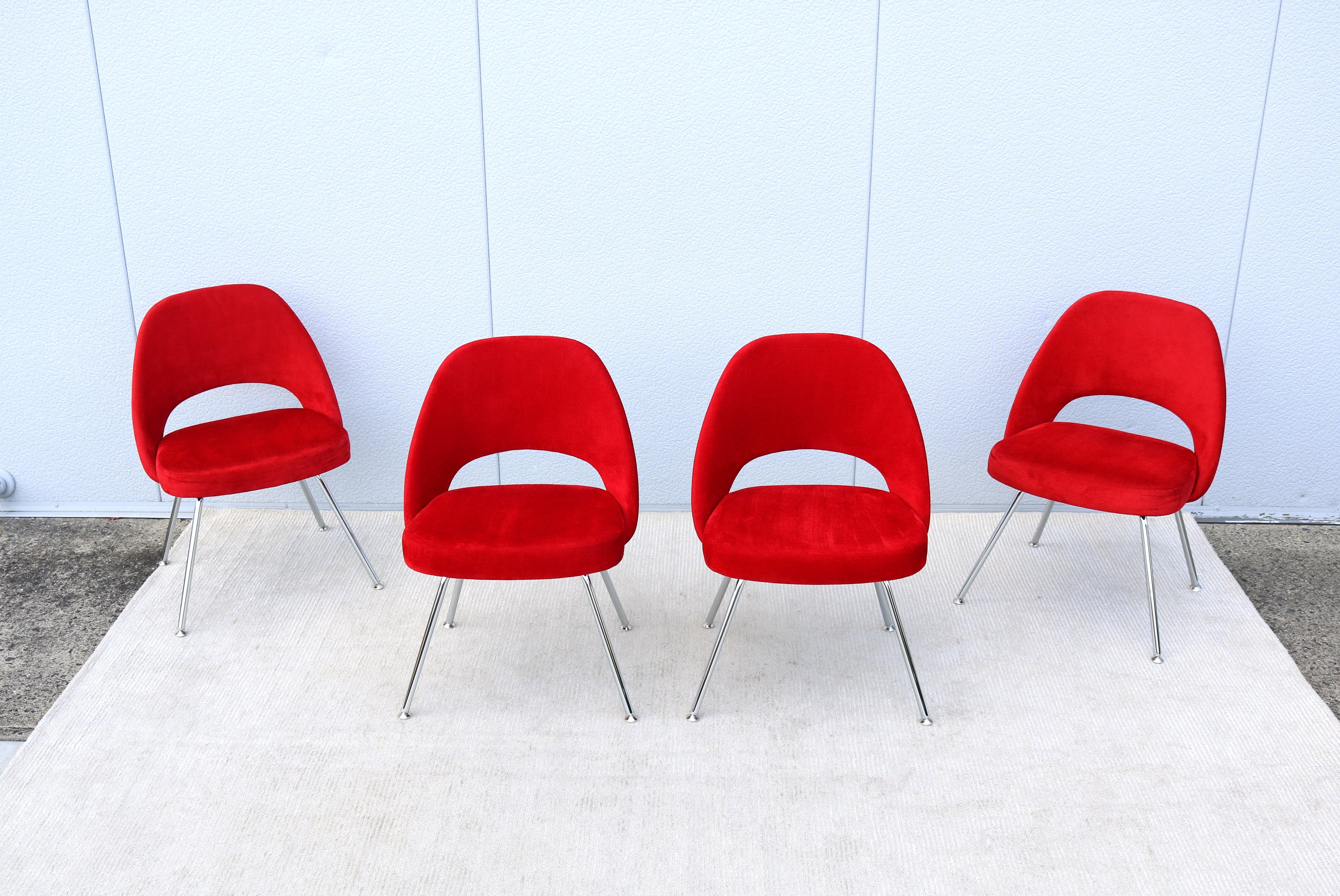 Set von 4 armlosen Chefsesseln, Eero Saarinen für Knoll, Rot, Mid-Century Modern im Zustand „Hervorragend“ im Angebot in Secaucus, NJ