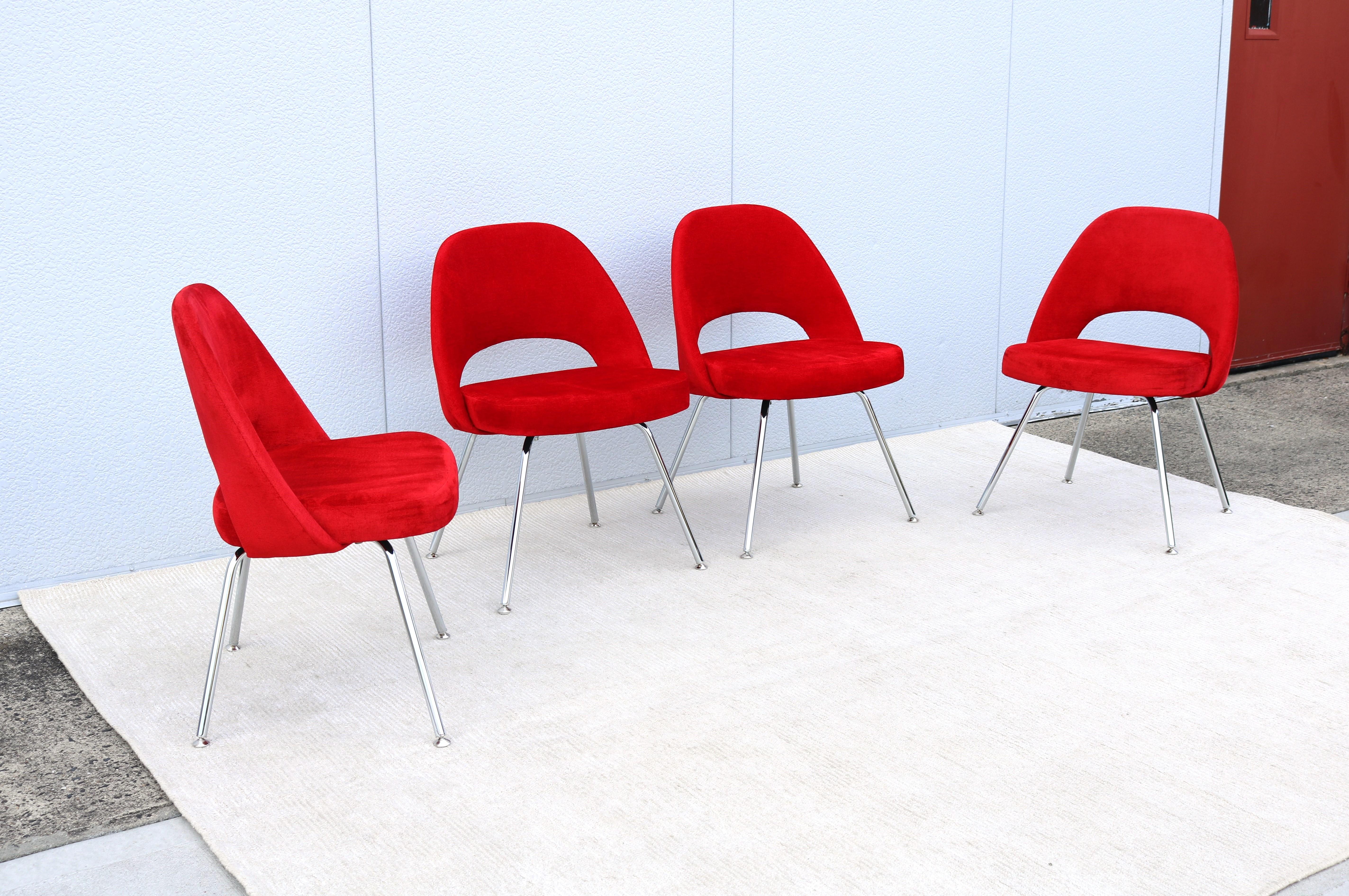 Acier Ensemble de 4 fauteuils sans accoudoirs rouges de style moderne du milieu du siècle dernier d'Eero Saarinen pour Knoll en vente