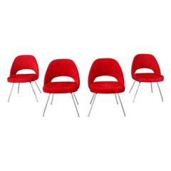 Ensemble de 4 fauteuils sans accoudoirs rouges de style moderne du milieu du siècle dernier d'Eero Saarinen pour Knoll