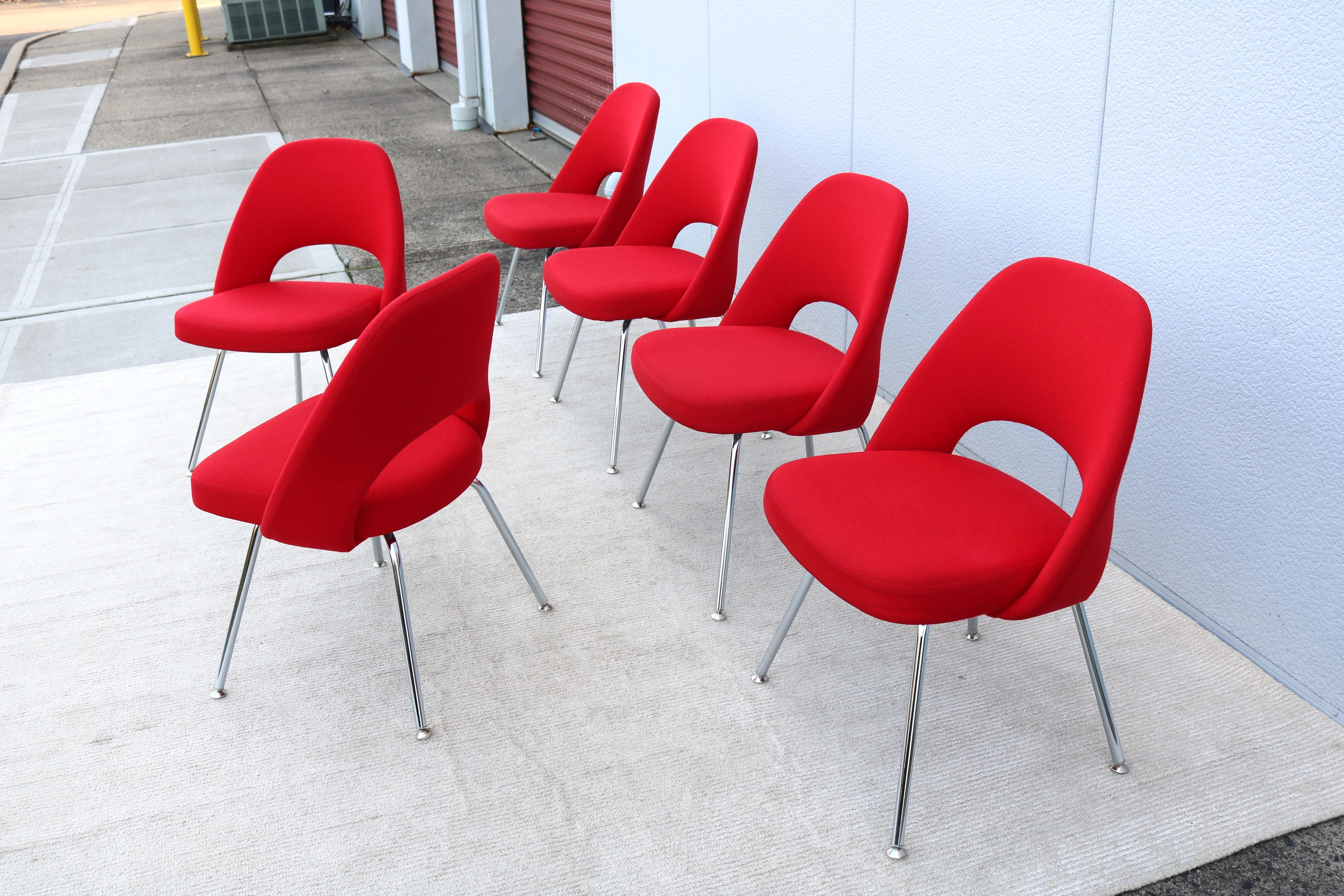Ensemble de 6 fauteuils sans accoudoirs rouges de style moderne du milieu du siècle dernier d'Eero Saarinen pour Knoll en vente 3