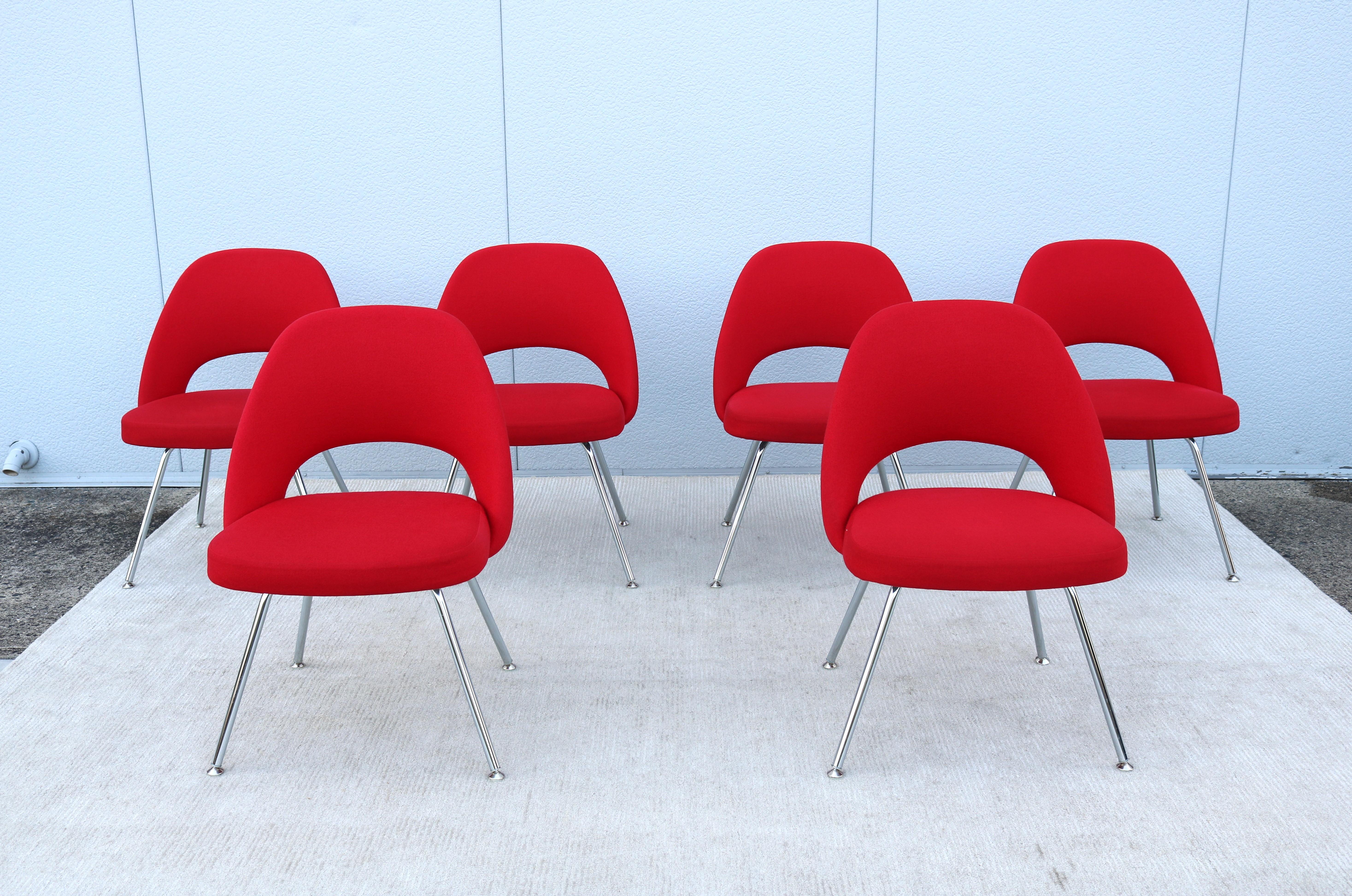 Atemberaubende authentische Mitte des Jahrhunderts modernen Satz von sechs Saarinen Executive armless Stühle von Knoll.
Einer der beliebtesten Entwürfe von Knoll, der durch die Form seiner Schale höchsten Komfort bietet.
Er wurde 1950 eingeführt und