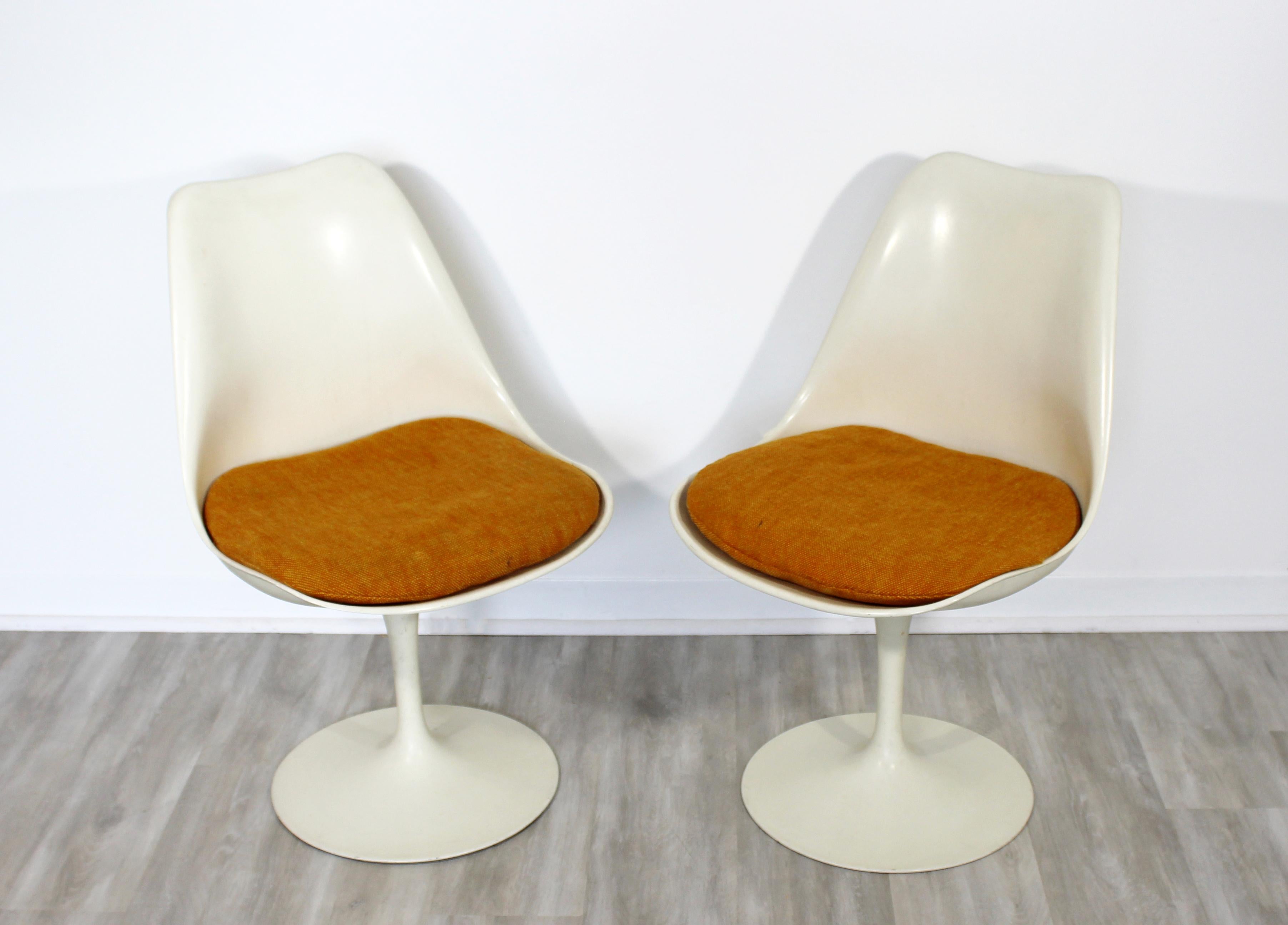 For your consideration is a fantastic, original set of five Tulip side dining chairs, with orange seats, by Eero Saarinen for Knoll, circa the 1960s. In very good vintage condition. The dimensions are 19