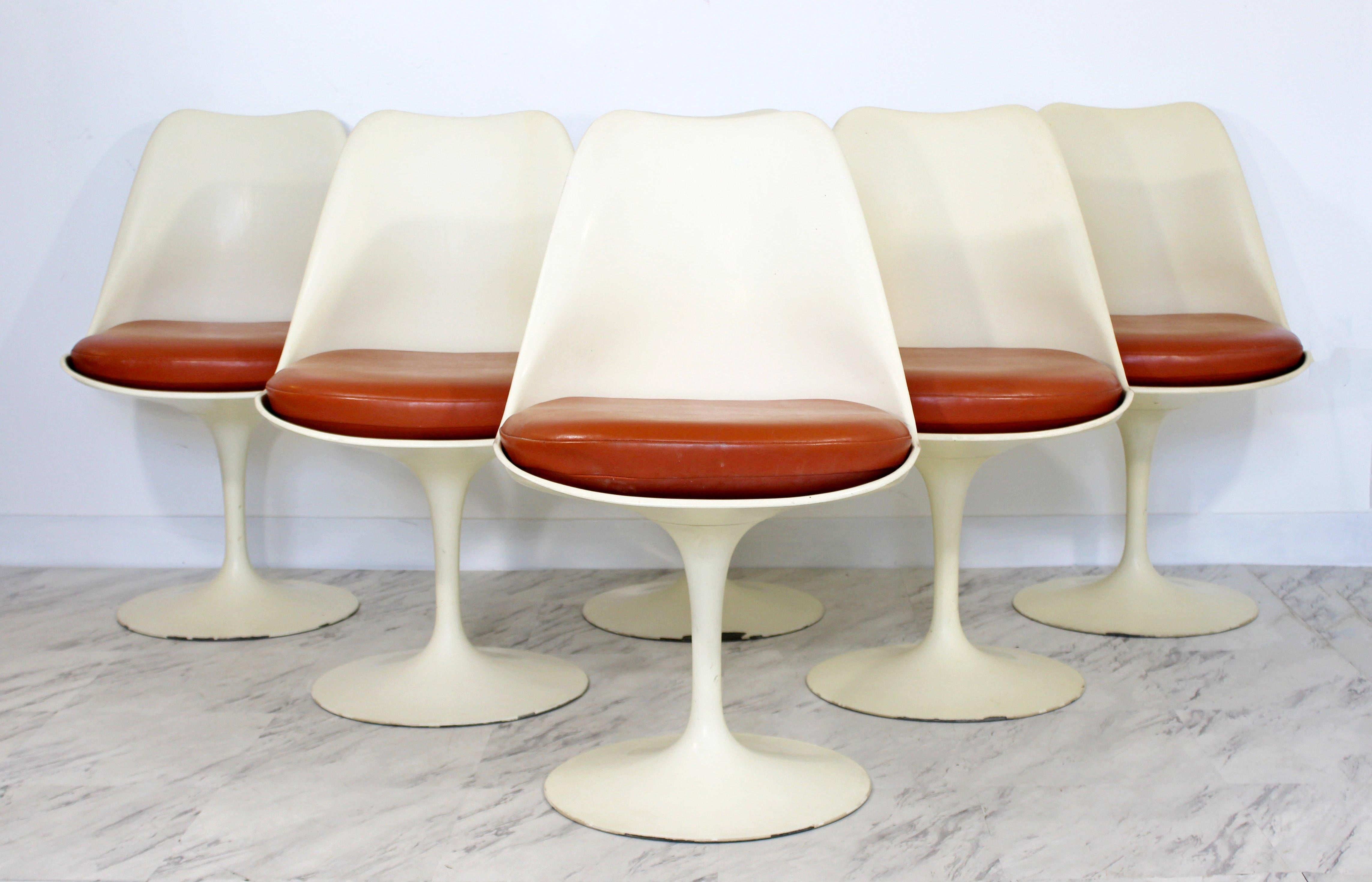 For your consideration is a fantastic set of six side dining chairs, by Eero Saarinen for Knoll, in his classic tulip style, circa the early 1960s. In good vintage condition. The dimensions are 19
