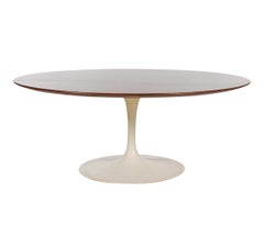 Moderna de mediados de siglo Eero Saarinen para Knoll Mesa baja Tulip con tapa de nogal