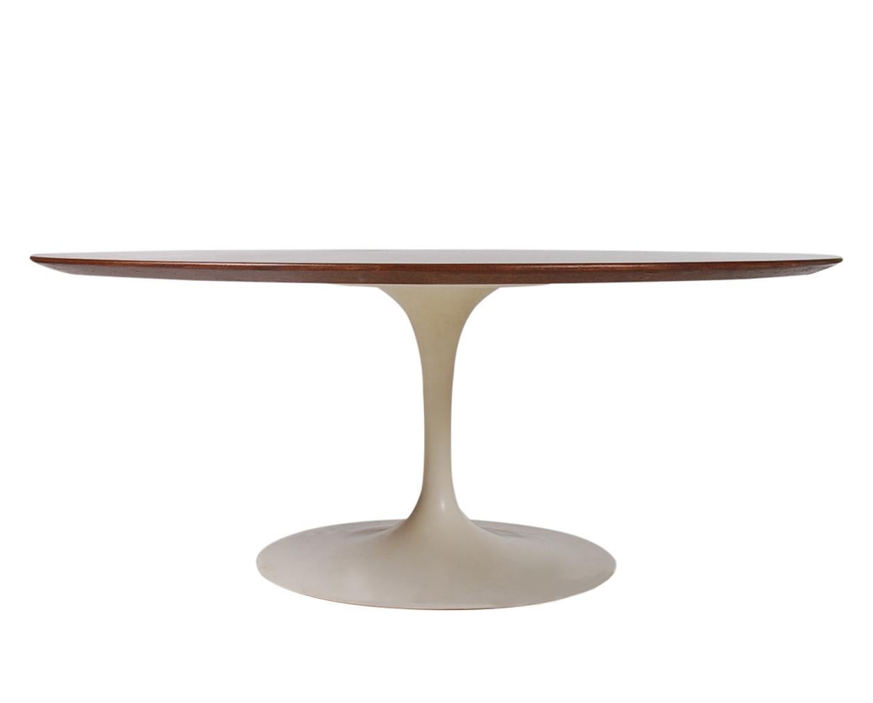 North American Mid-Century Modern Eero Saarinen for Knoll Tulip Coffee Table with Walnut Top For Sale