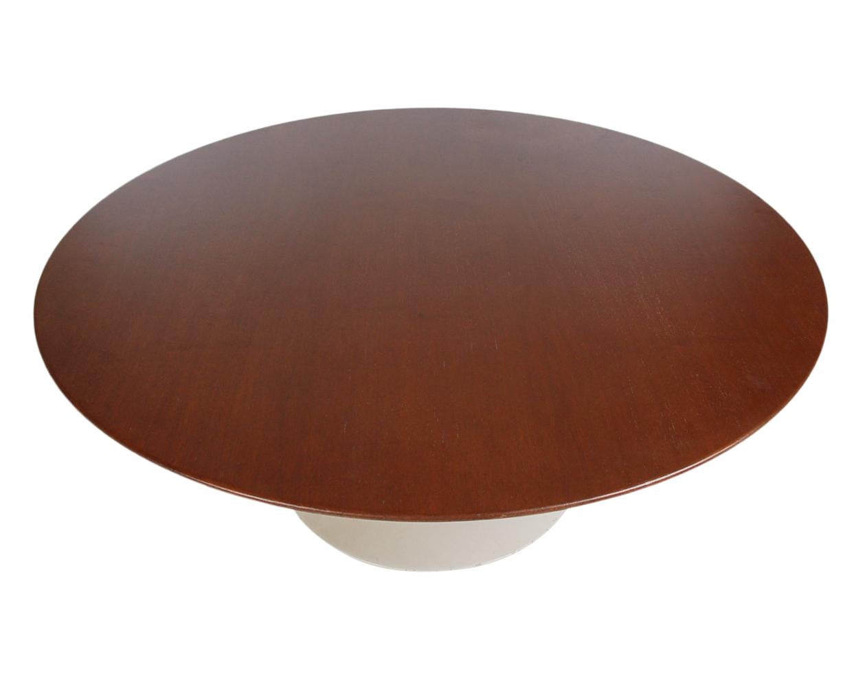 Mid-Century Modern Eero Saarinen for Knoll Tulip Coffee Table with Walnut Top In Good Condition For Sale In Philadelphia, PA