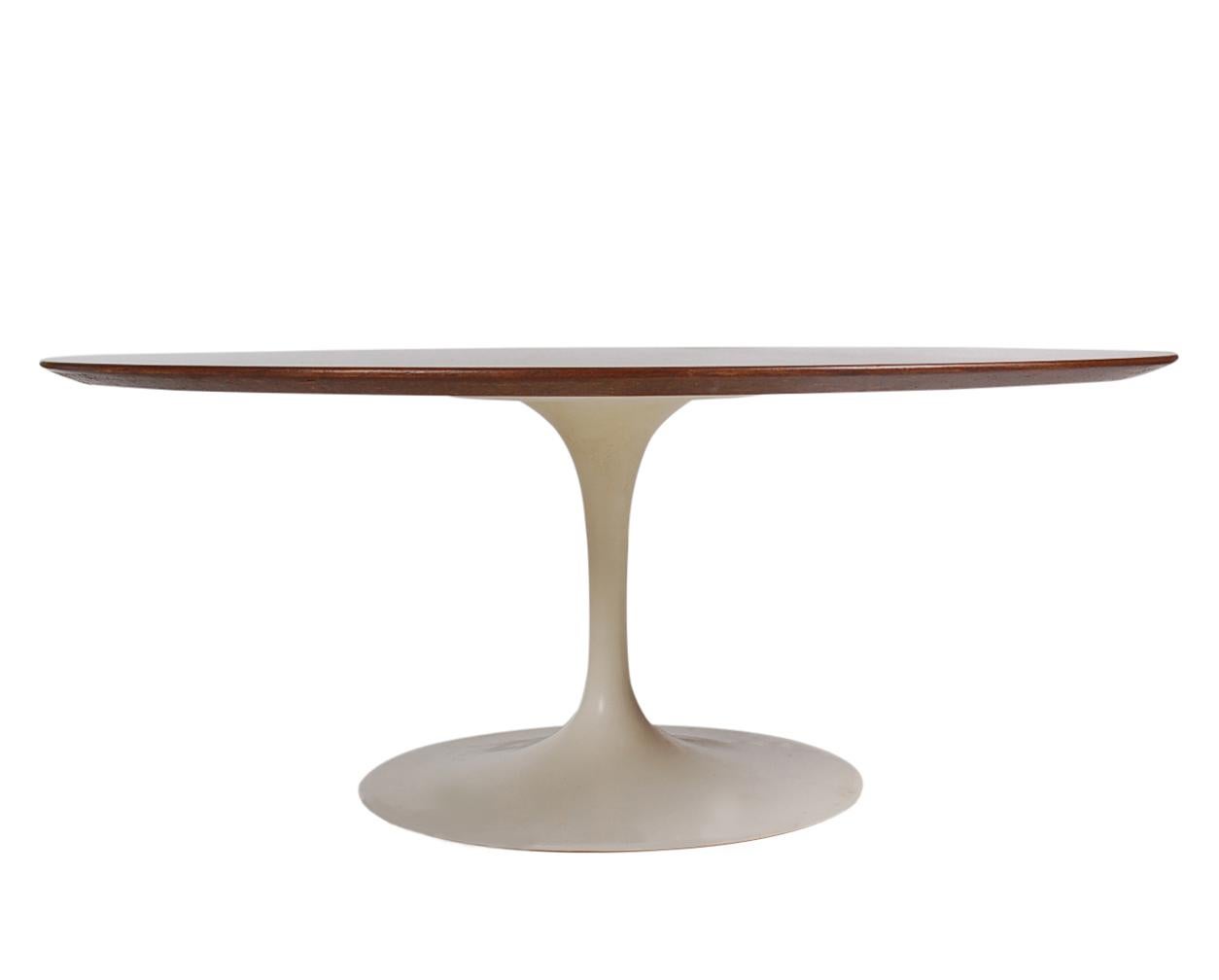 Mid-Century Modern Eero Saarinen for Knoll Tulip Coffee Table with Walnut Top For Sale 1