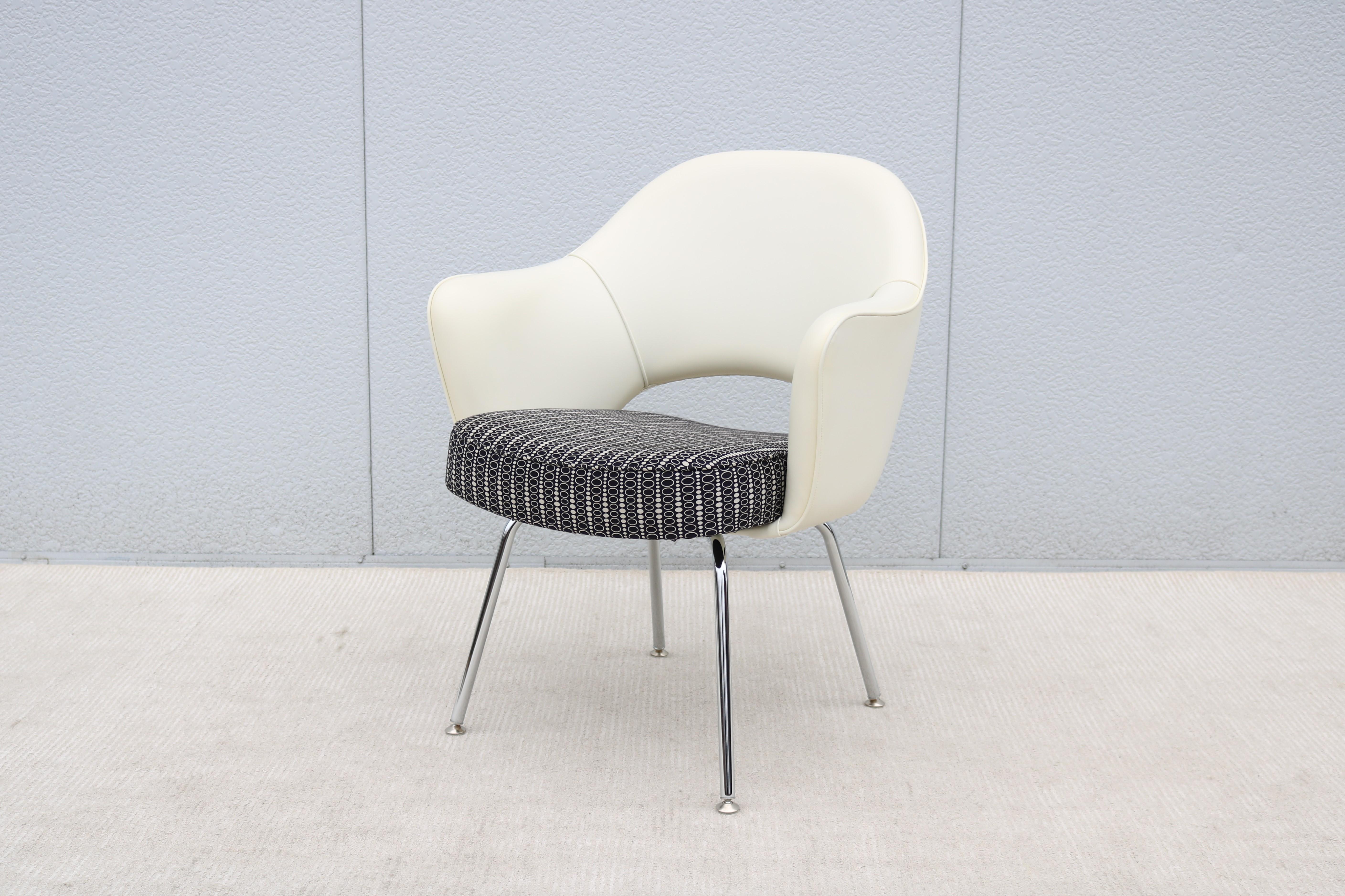 Mid-Century Modern Eero Saarinen for Knoll White and Black Executive Arm Chair For Sale 3