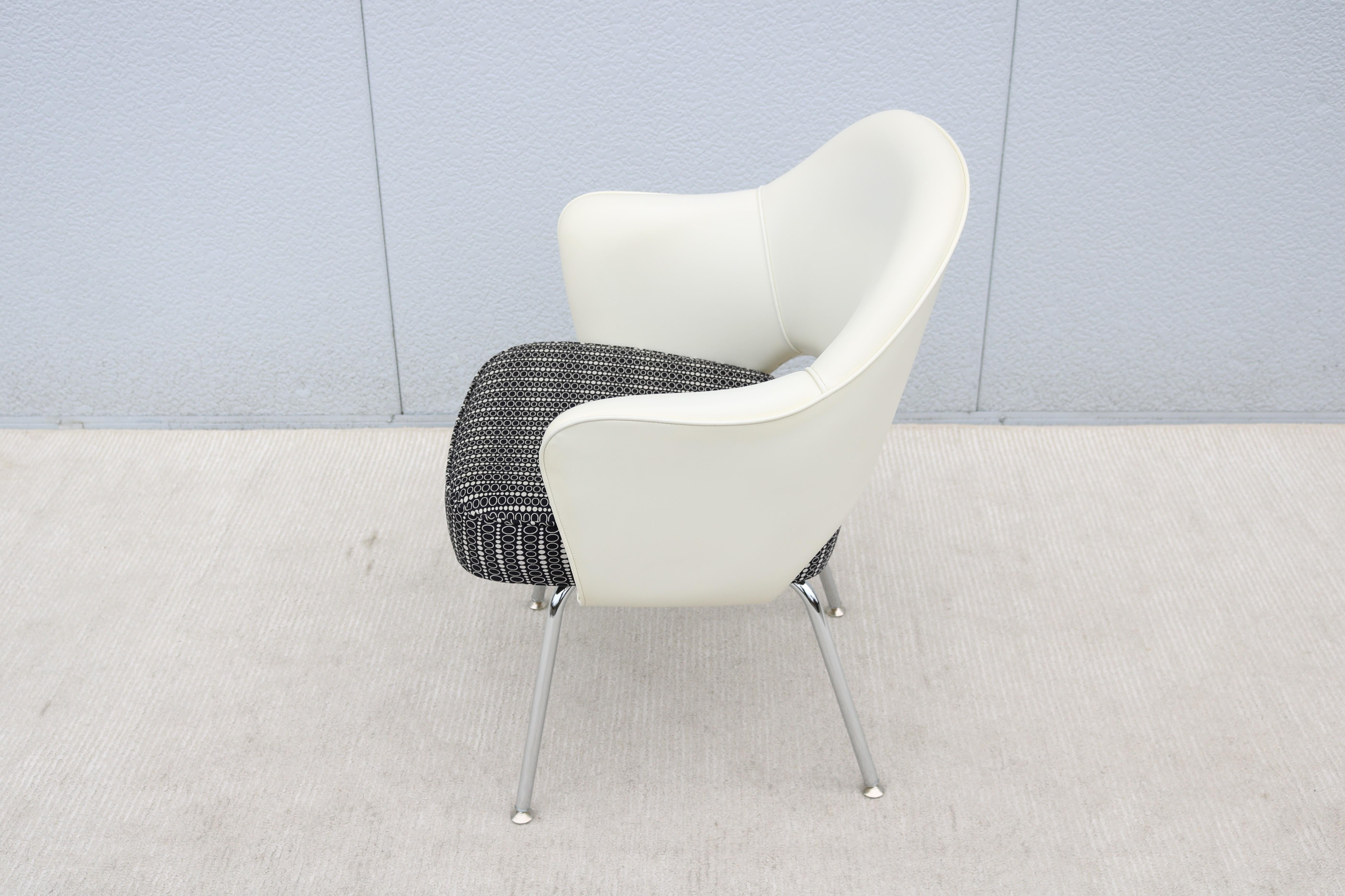Mid-Century Modern Eero Saarinen for Knoll White and Black Executive Arm Chair For Sale 4