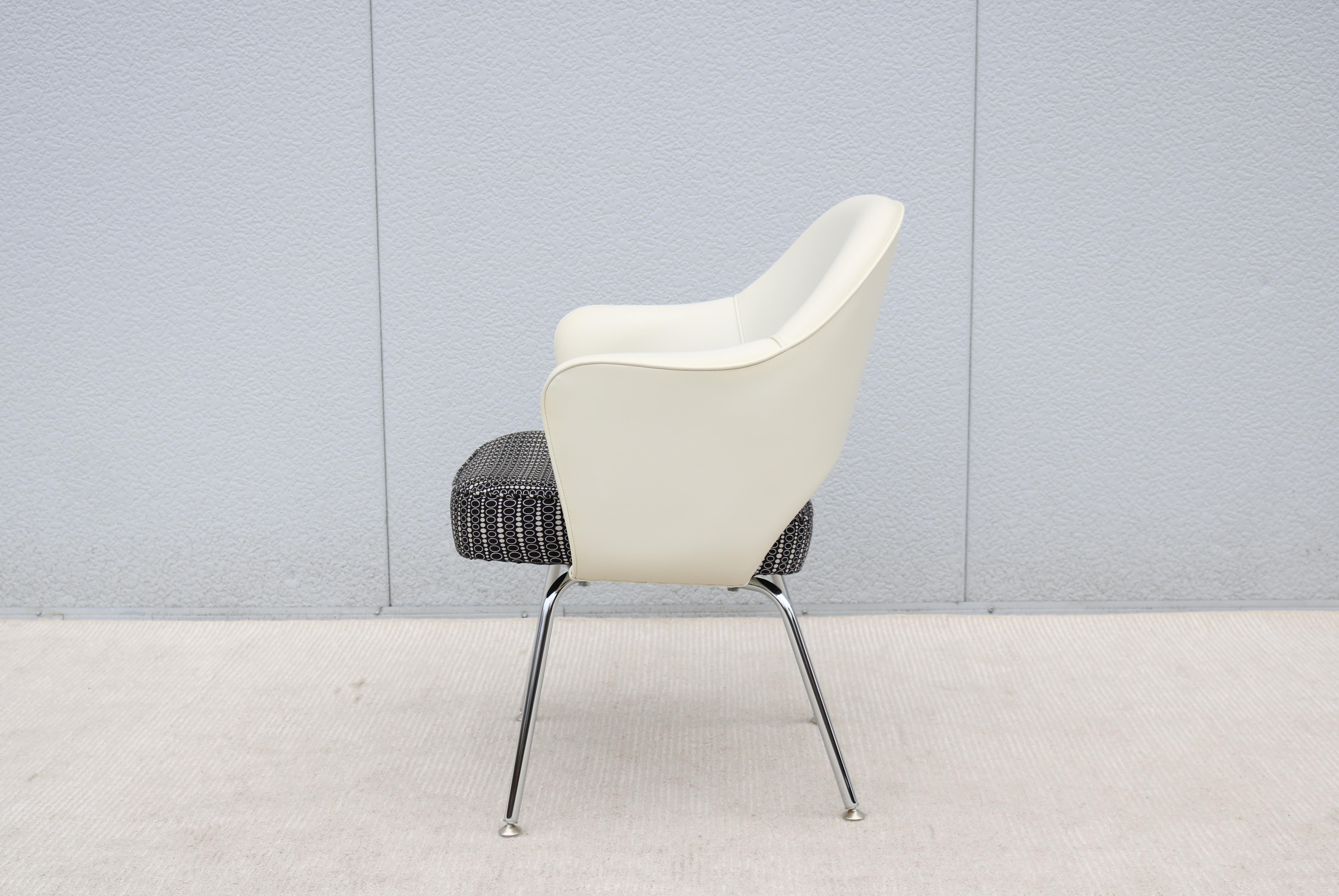 Mid-Century Modern Eero Saarinen for Knoll White and Black Executive Arm Chair For Sale 5