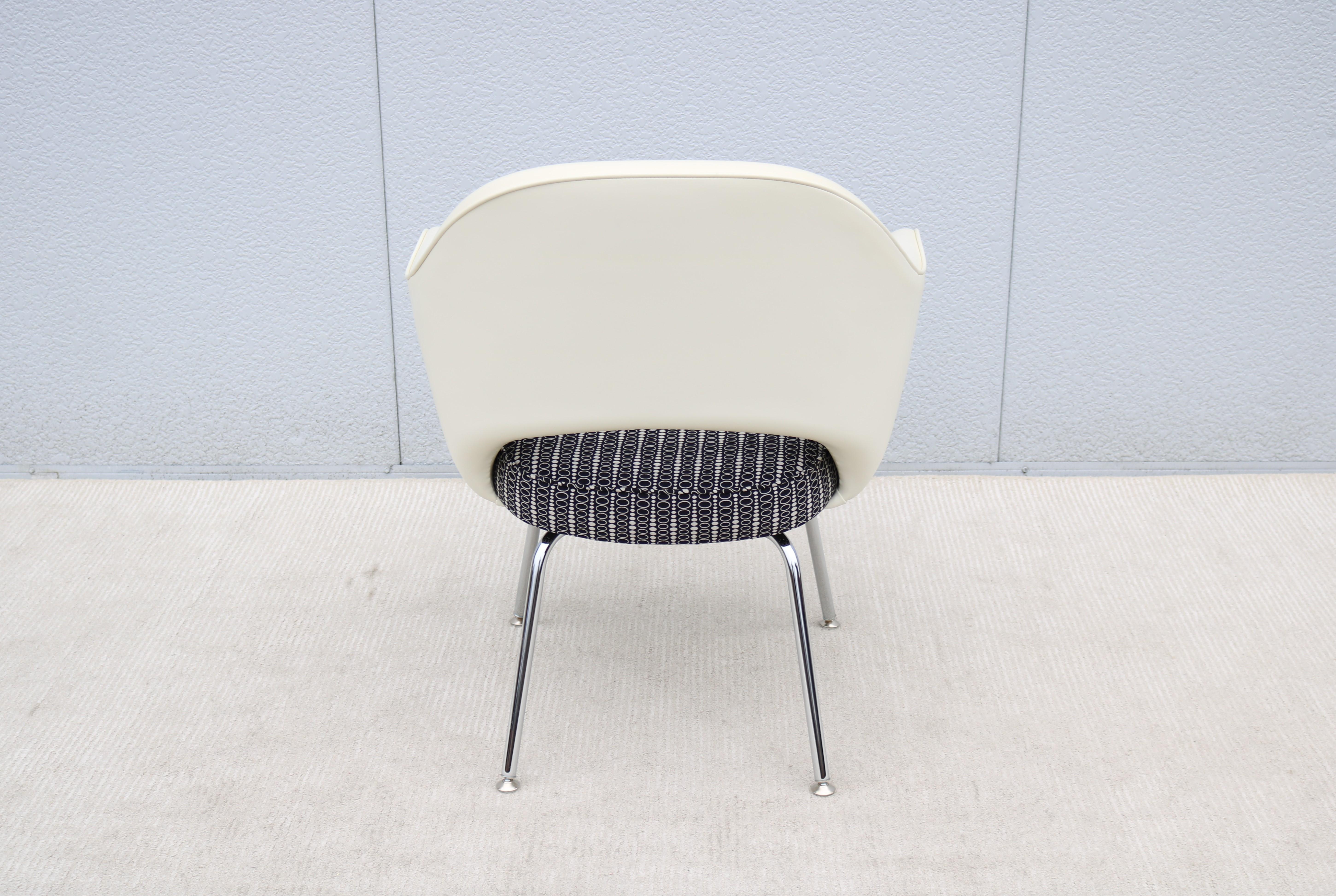 Mid-Century Modern Eero Saarinen for Knoll White and Black Executive Arm Chair For Sale 6