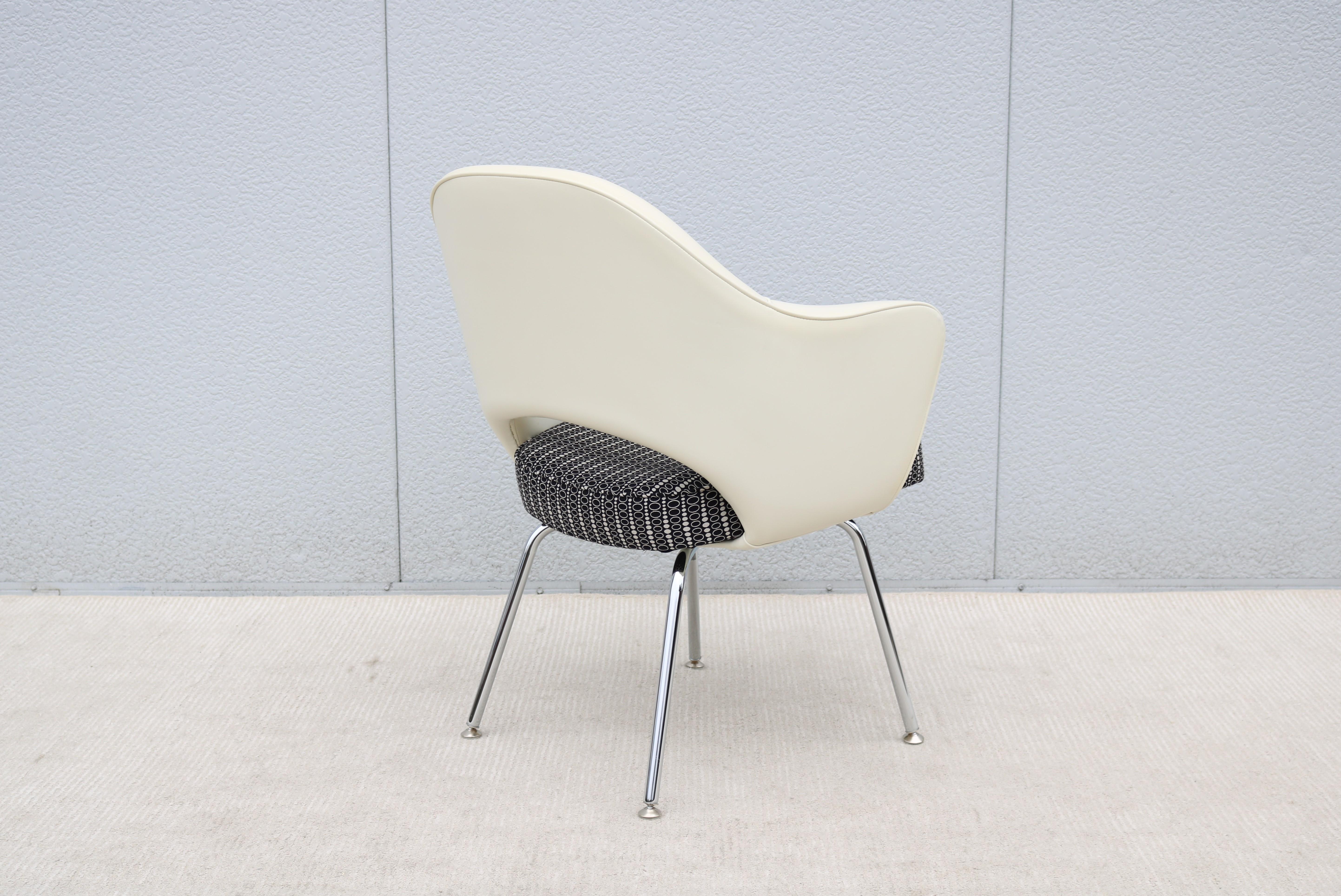 Mid-Century Modern Eero Saarinen for Knoll White and Black Executive Arm Chair For Sale 7