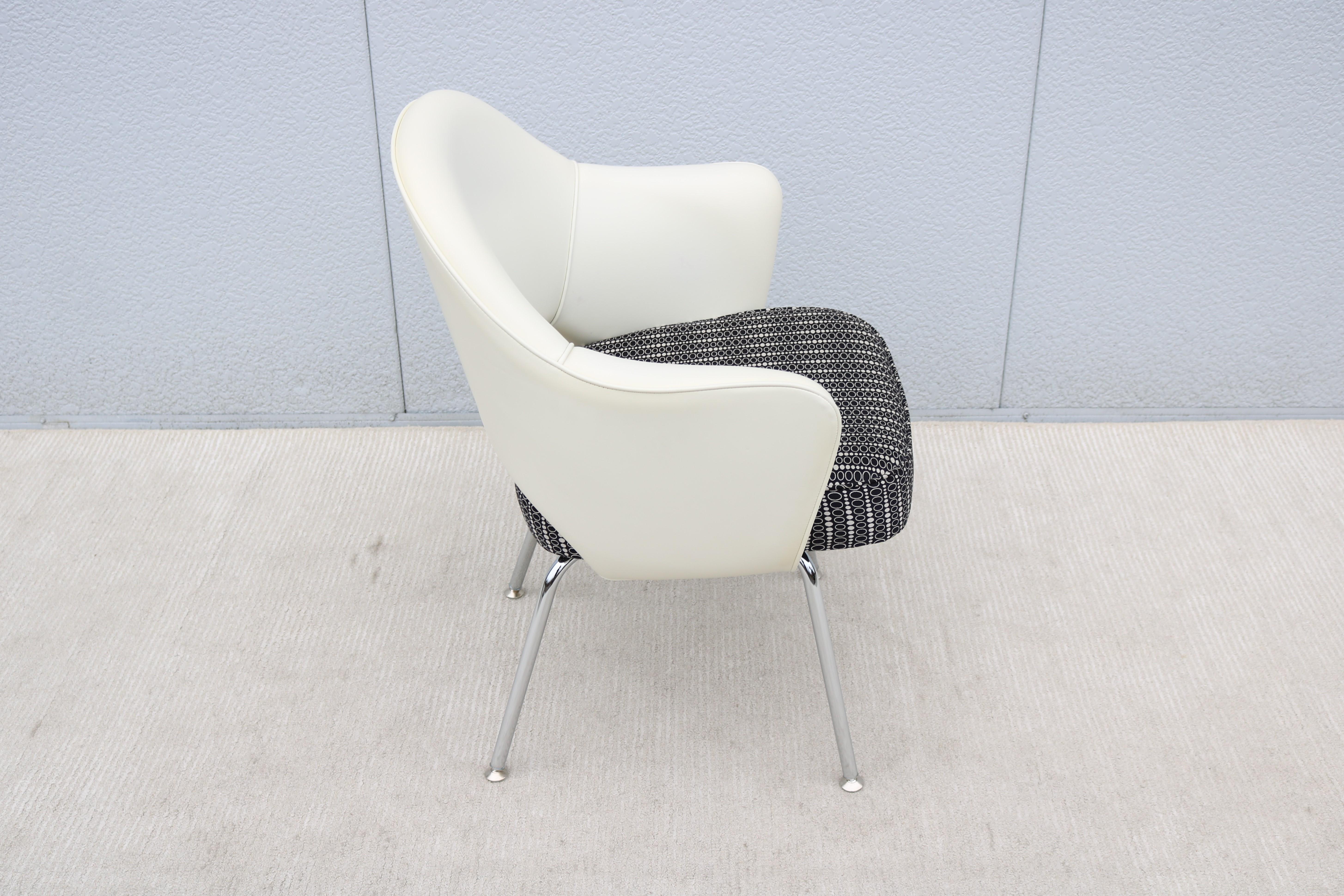 Mid-Century Modern Eero Saarinen for Knoll White and Black Executive Arm Chair For Sale 8