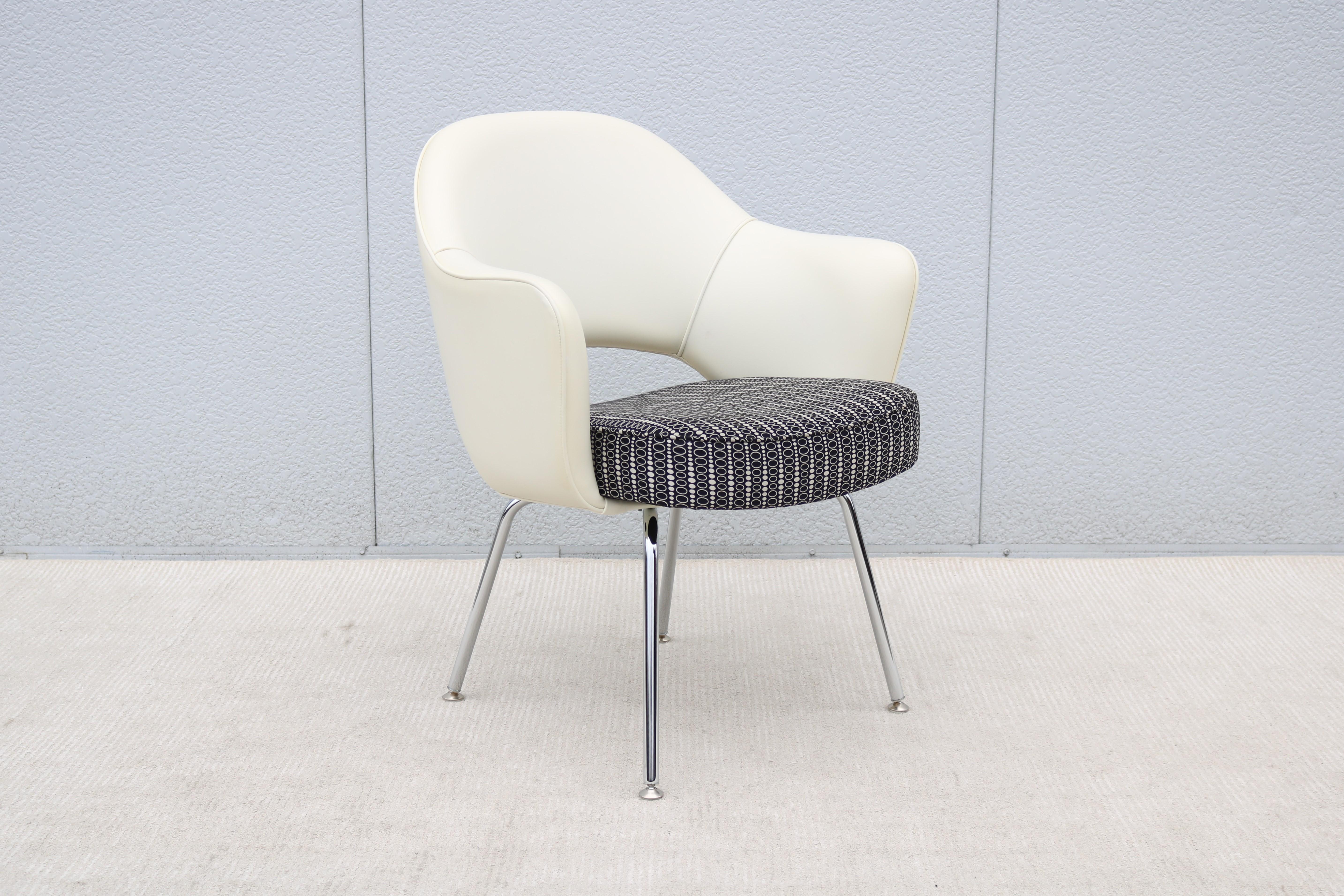 Superbe fauteuil Saarinen Executive de Knoll, authentiquement moderne, datant du milieu du siècle dernier.
L'un des designs les plus populaires de Knoll qui a atteint un confort suprême grâce à la forme de sa coque.
Il a été introduit en 1950, un