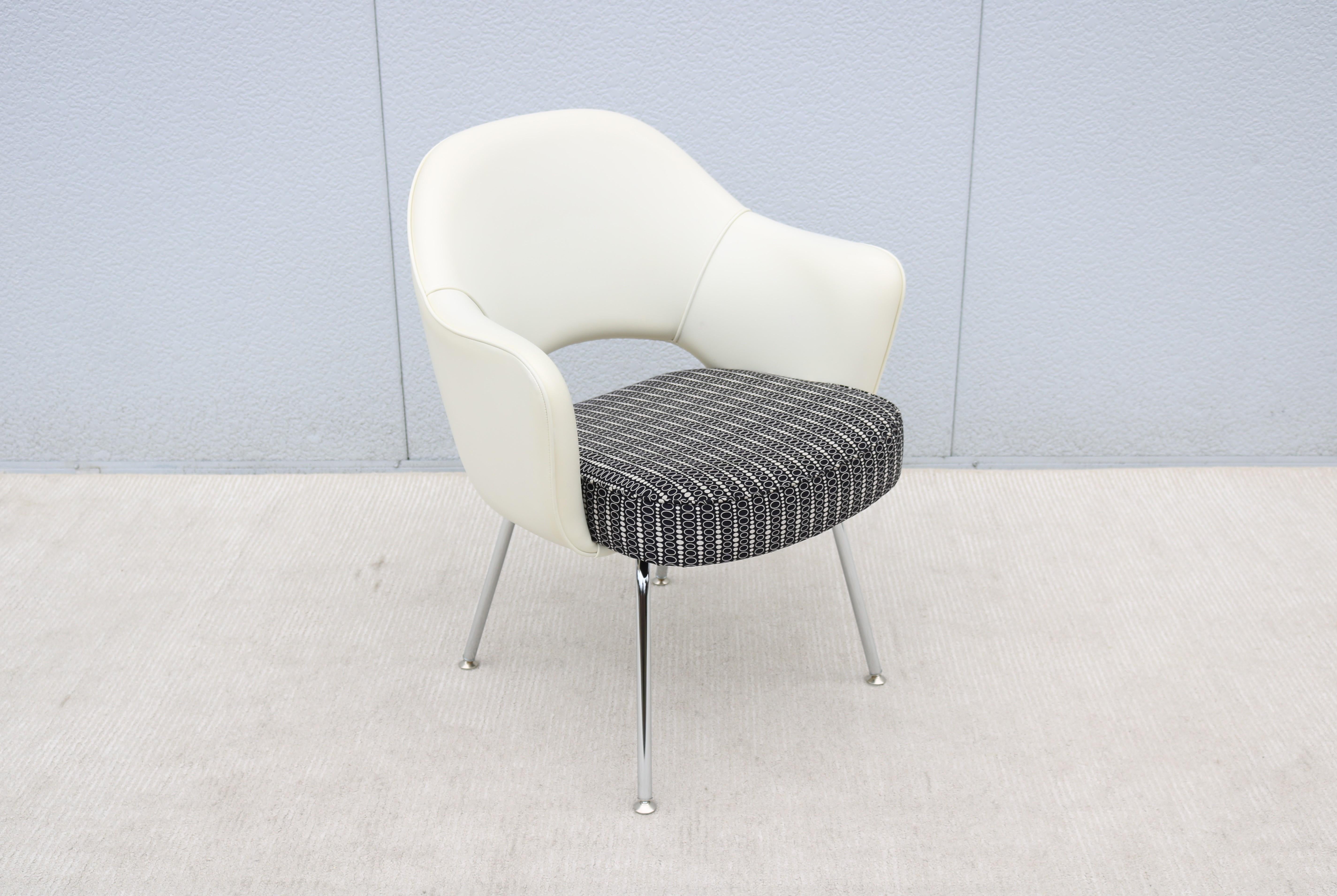 American Mid-Century Modern Eero Saarinen for Knoll White and Black Executive Arm Chair For Sale
