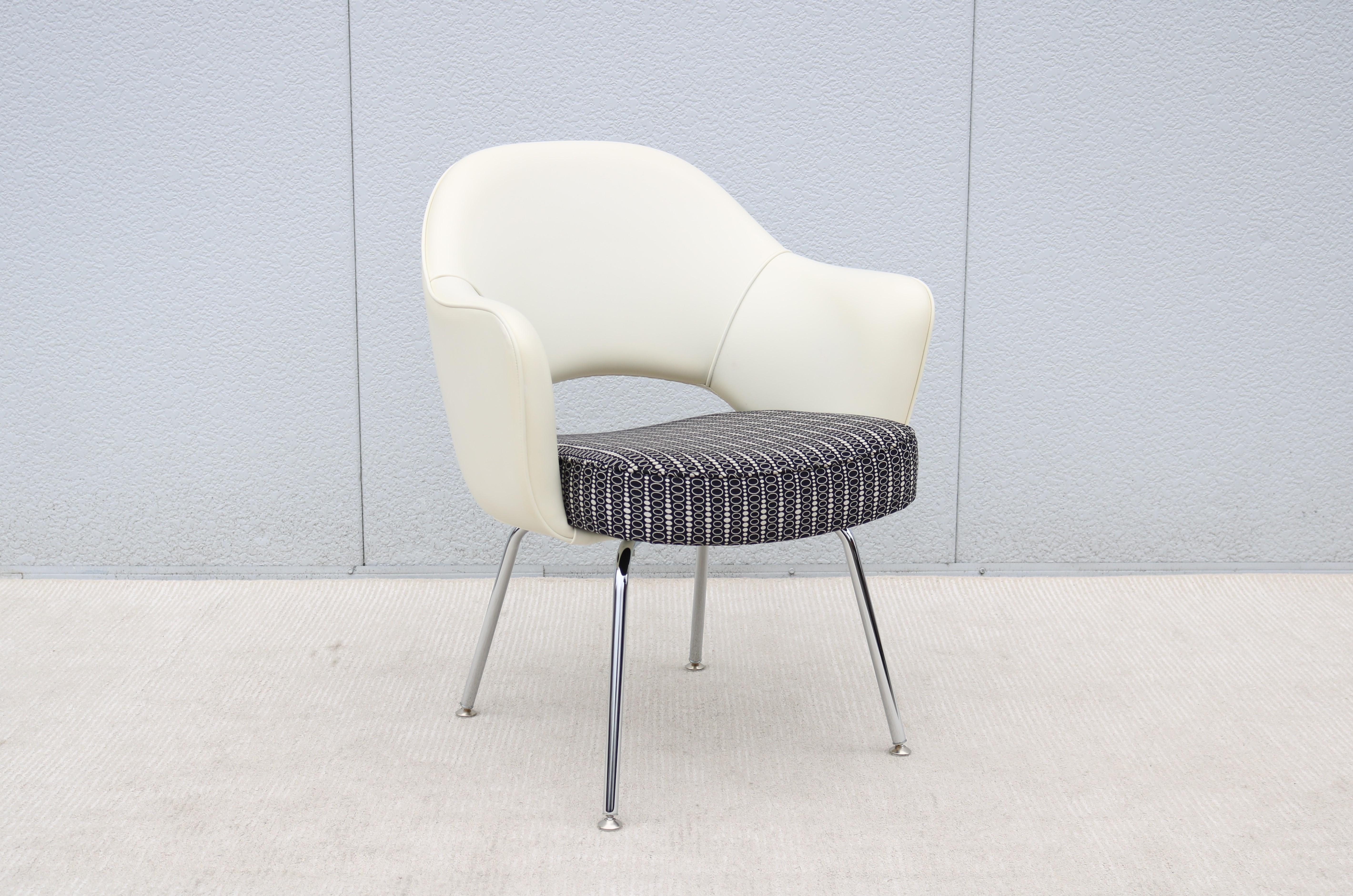 Mid-Century Modern Eero Saarinen for Knoll White and Black Executive Arm Chair In Good Condition For Sale In Secaucus, NJ