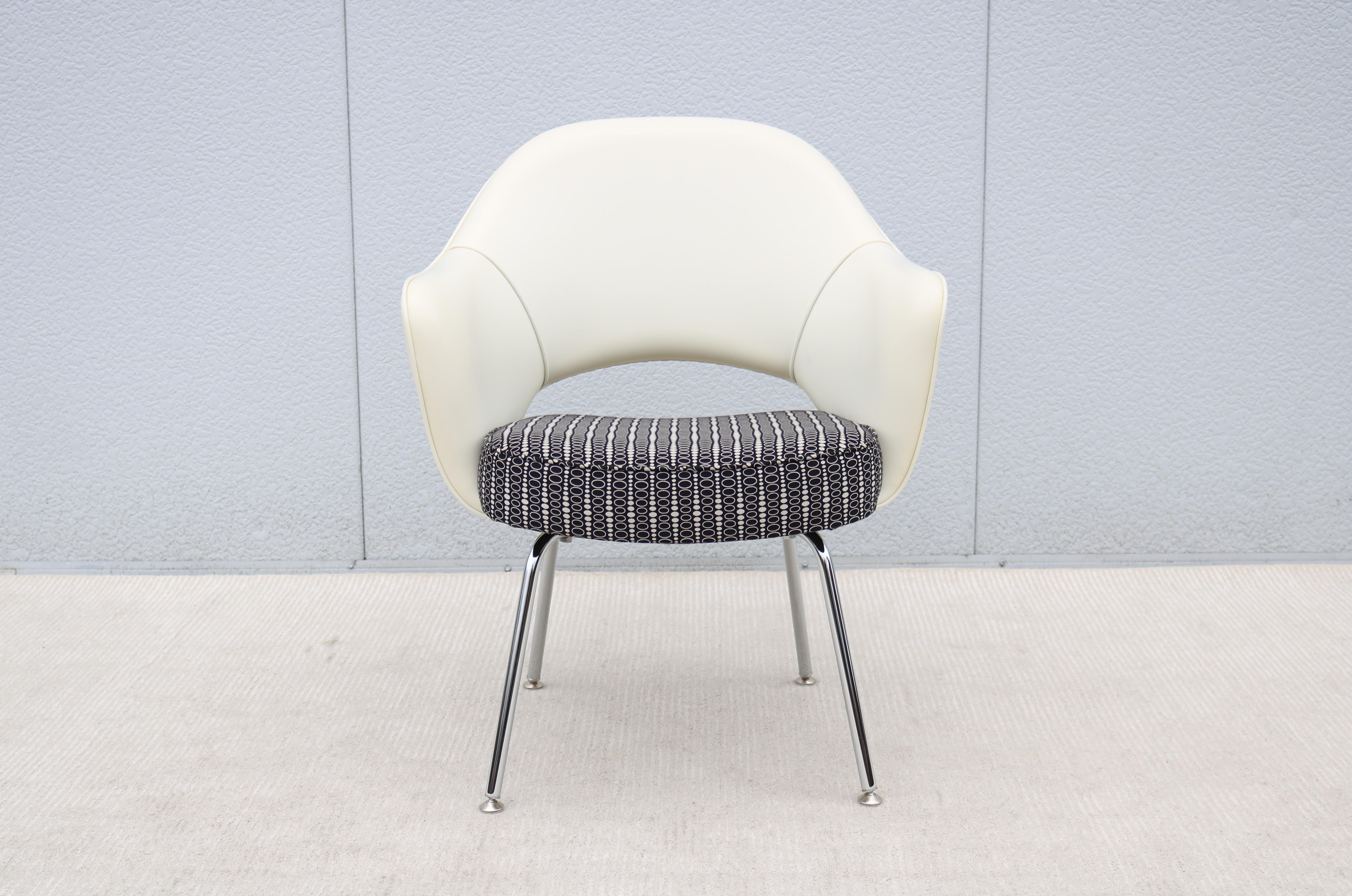 Steel Mid-Century Modern Eero Saarinen for Knoll White and Black Executive Arm Chair For Sale