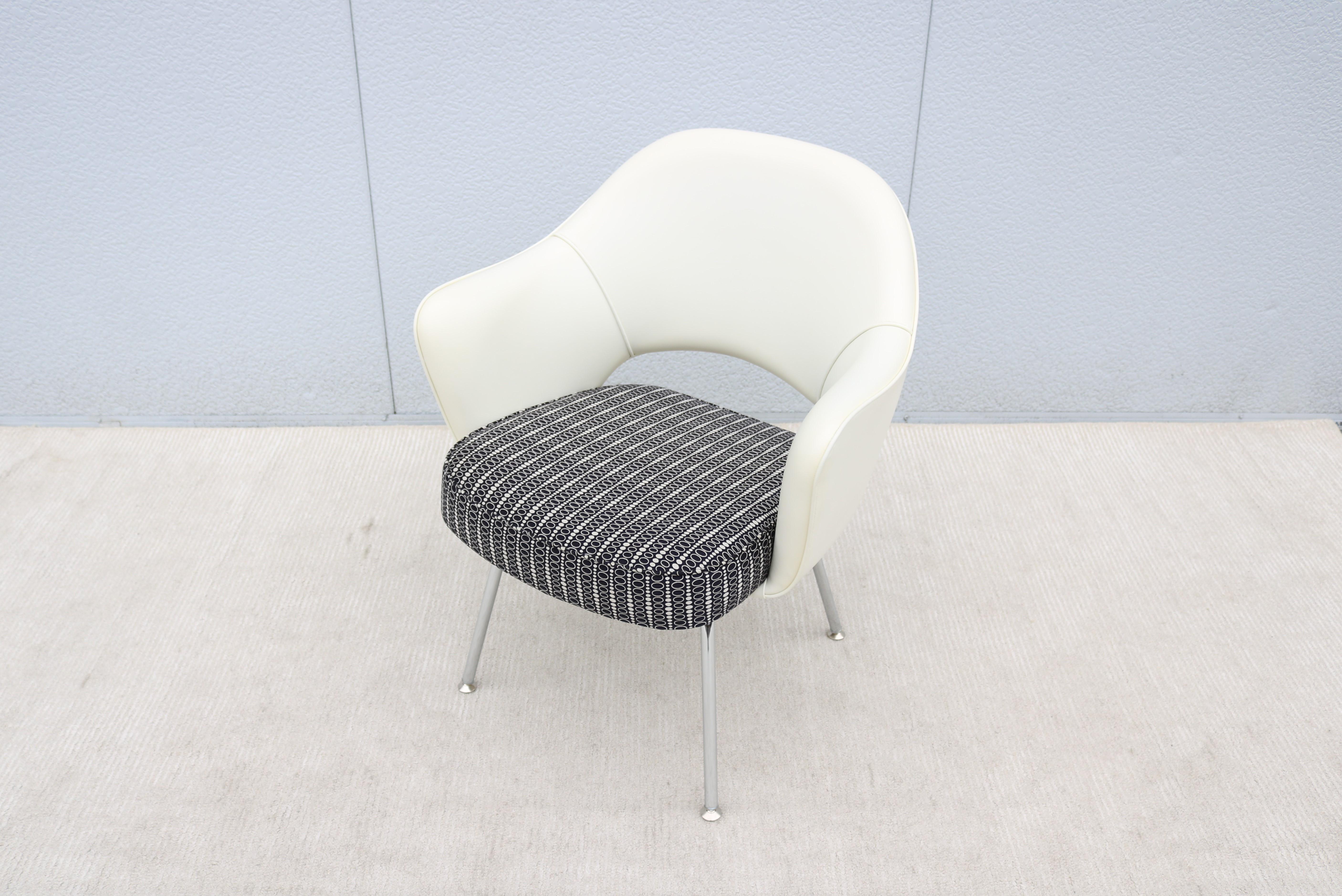 Mid-Century Modern Eero Saarinen for Knoll White and Black Executive Arm Chair For Sale 1
