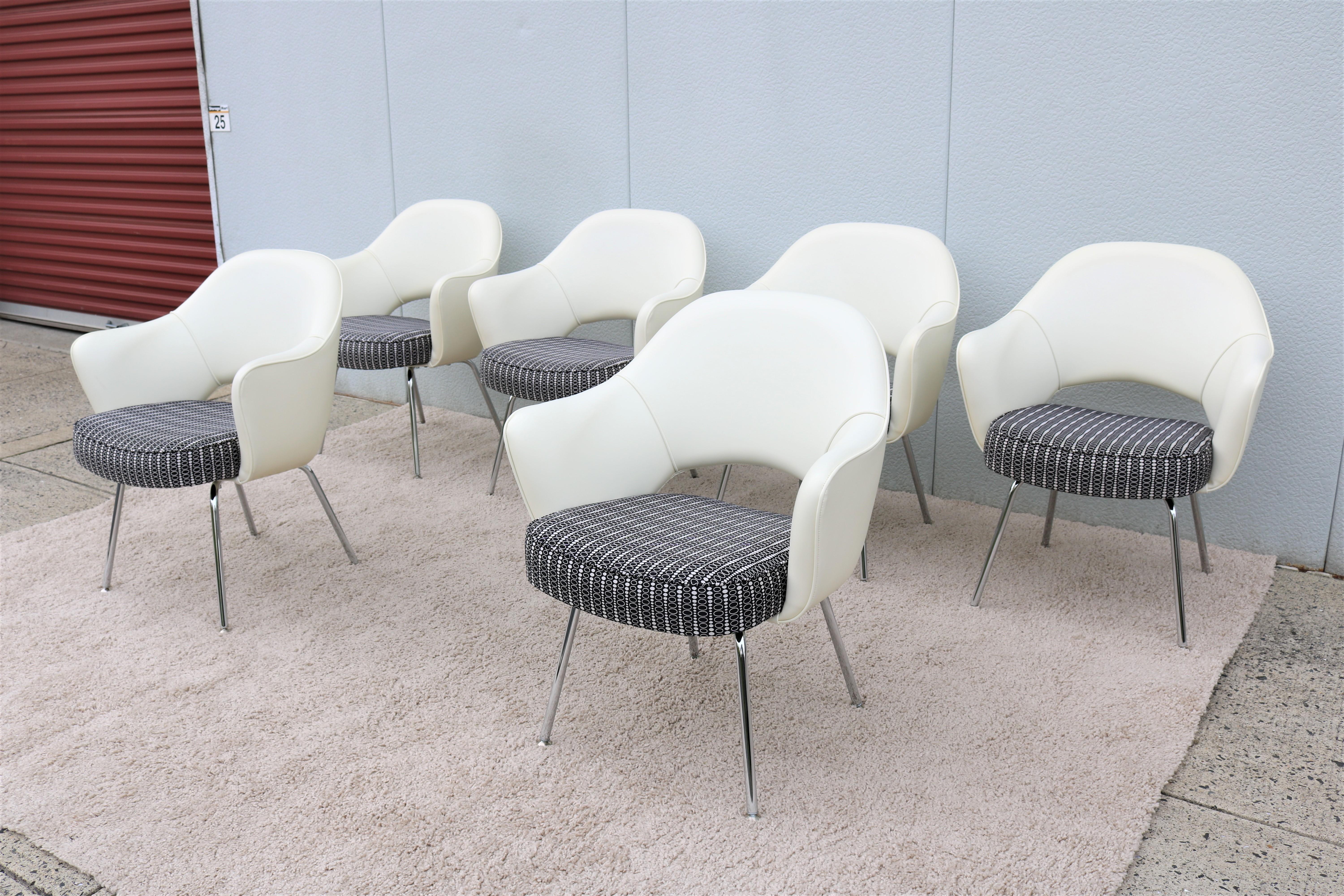 Stunning authentic Mid-Century Modern set of six Saarinen executive armchairs by Knoll.
One of Knoll most popular designs that achieved comfort through the shape of its shell.
Was introduced in 1950, a midcentury modern classic of the Eames