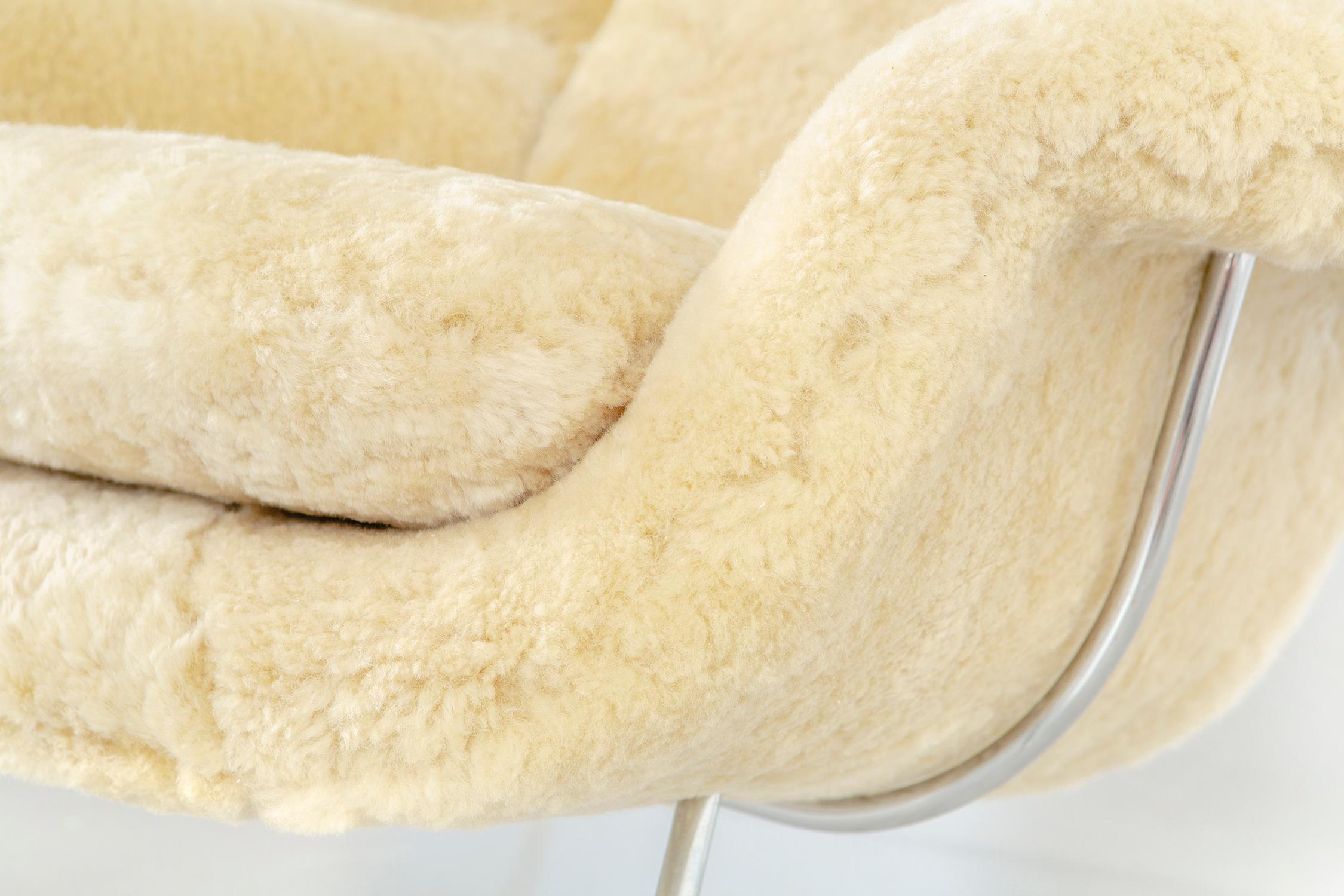 Mid-Century Modern Eero Saarinen for Knoll Womb Chair Reupholstered in Shearling For Sale 5