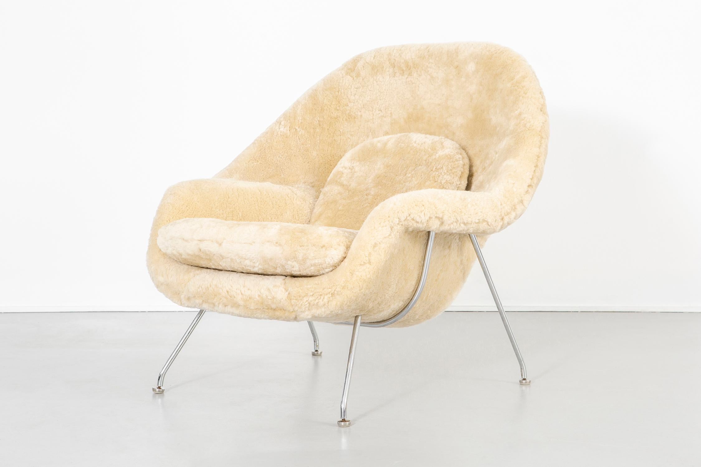 American Mid-Century Modern Eero Saarinen for Knoll Womb Chair Reupholstered in Shearling For Sale