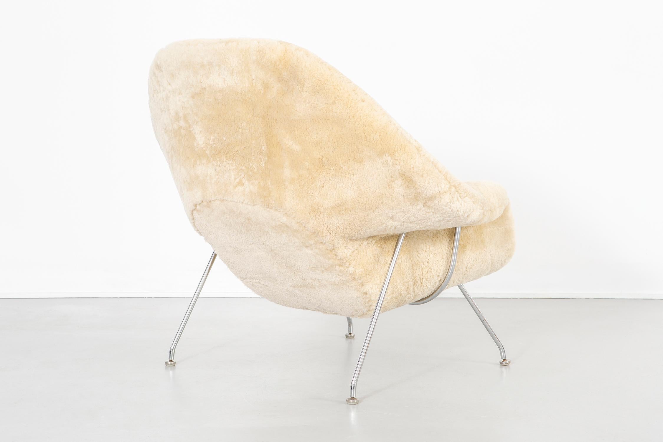Mid-Century Modern Eero Saarinen for Knoll Womb Chair Reupholstered in Shearling For Sale 1