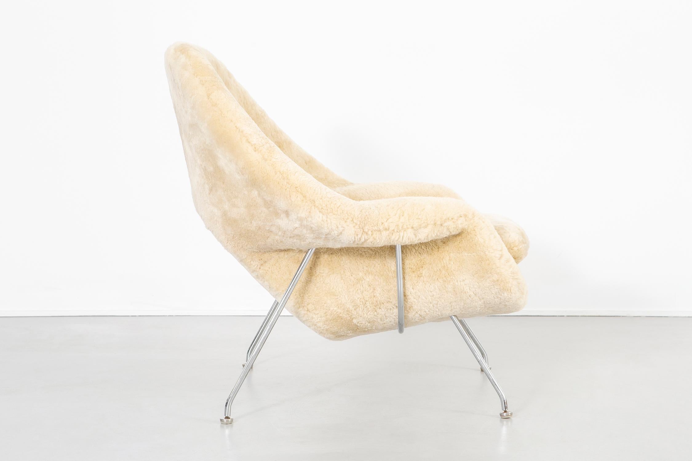 Mid-Century Modern Eero Saarinen for Knoll Womb Chair Reupholstered in Shearling For Sale 2