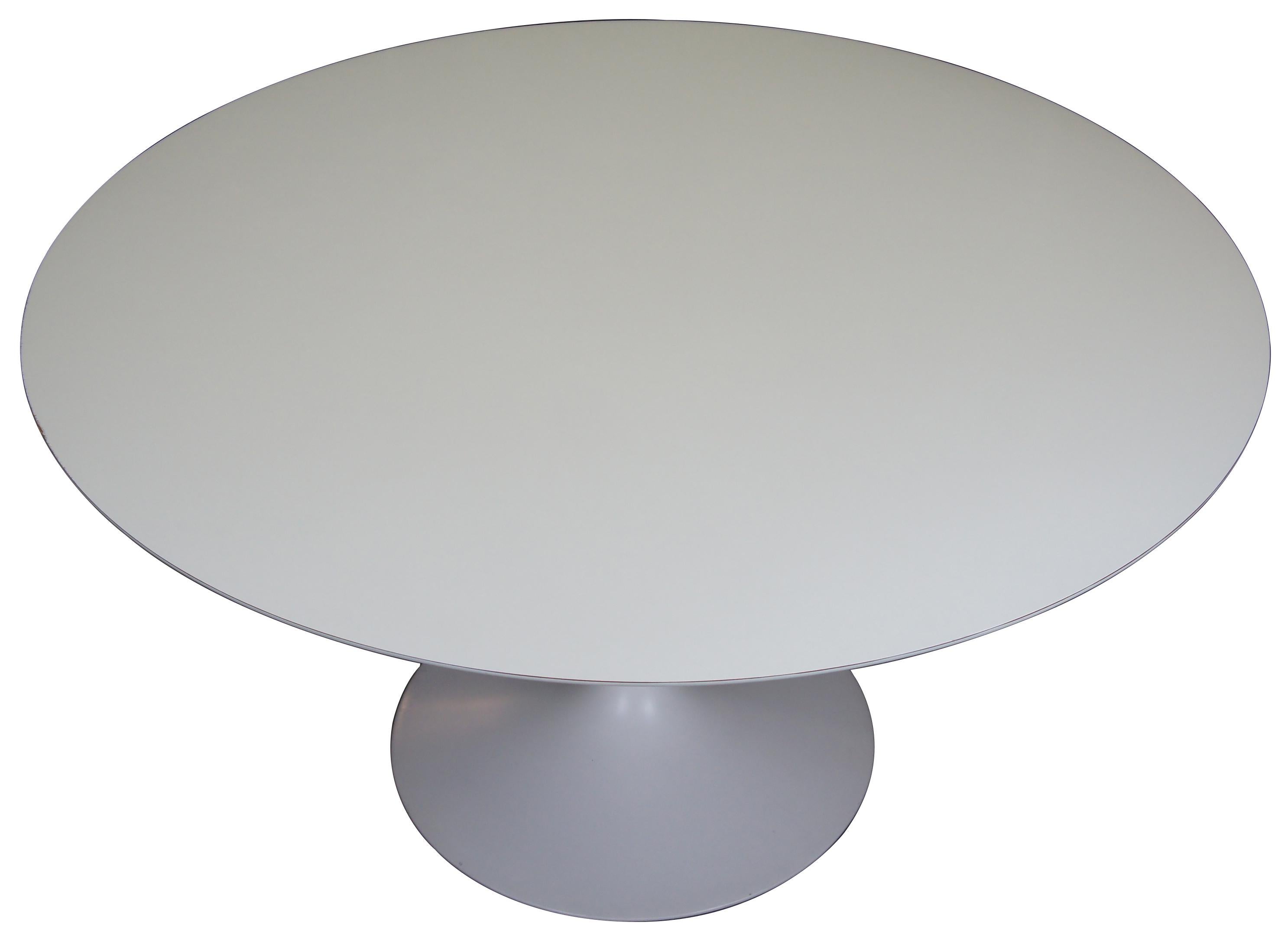 Original mid century round tulip dining table by Eero Saarinen for Knoll International. Made in Italy.
  