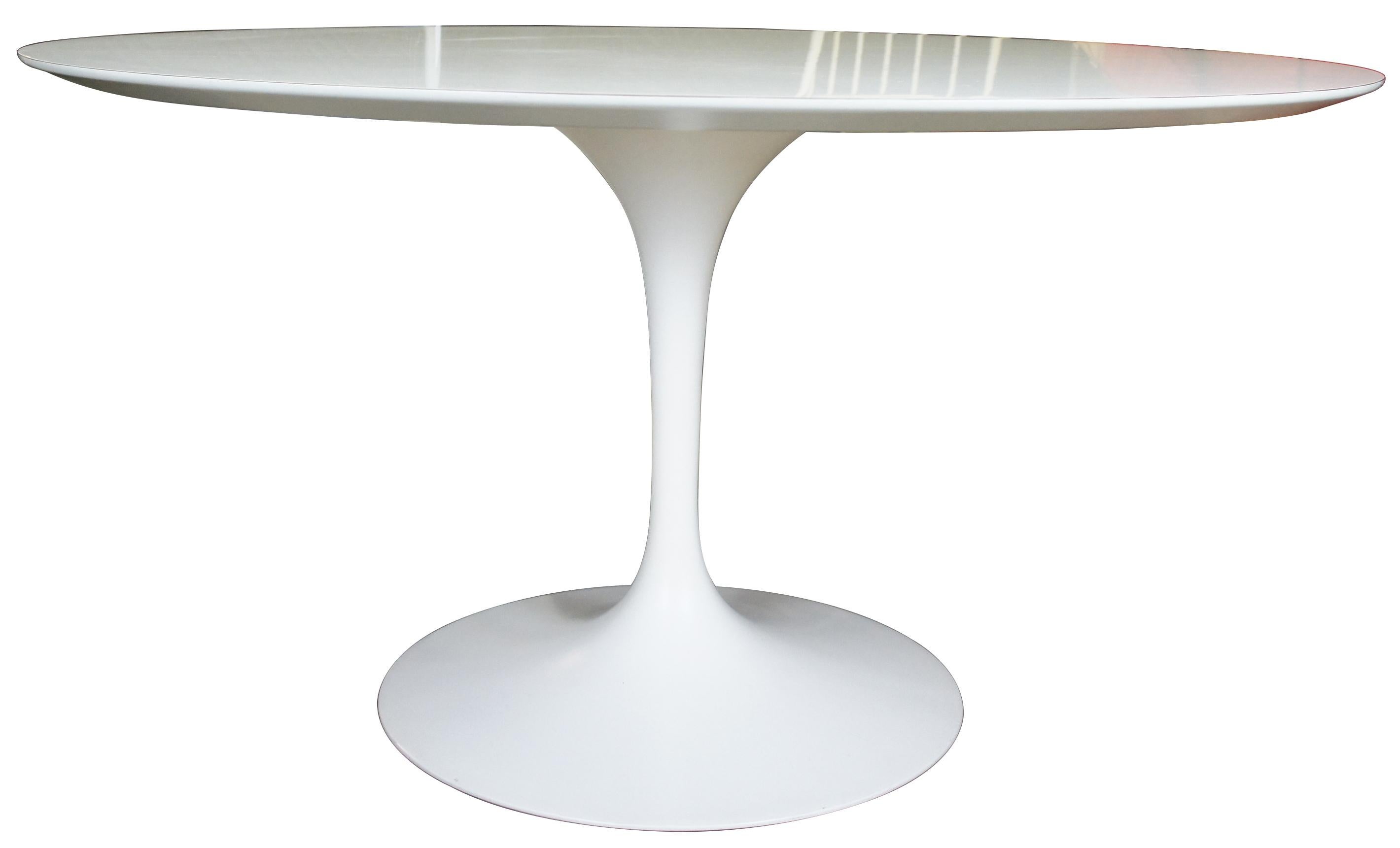 Mid-Century Modern Eero Saarinen Knoll International White Tulip Dining Table In Good Condition In Dayton, OH