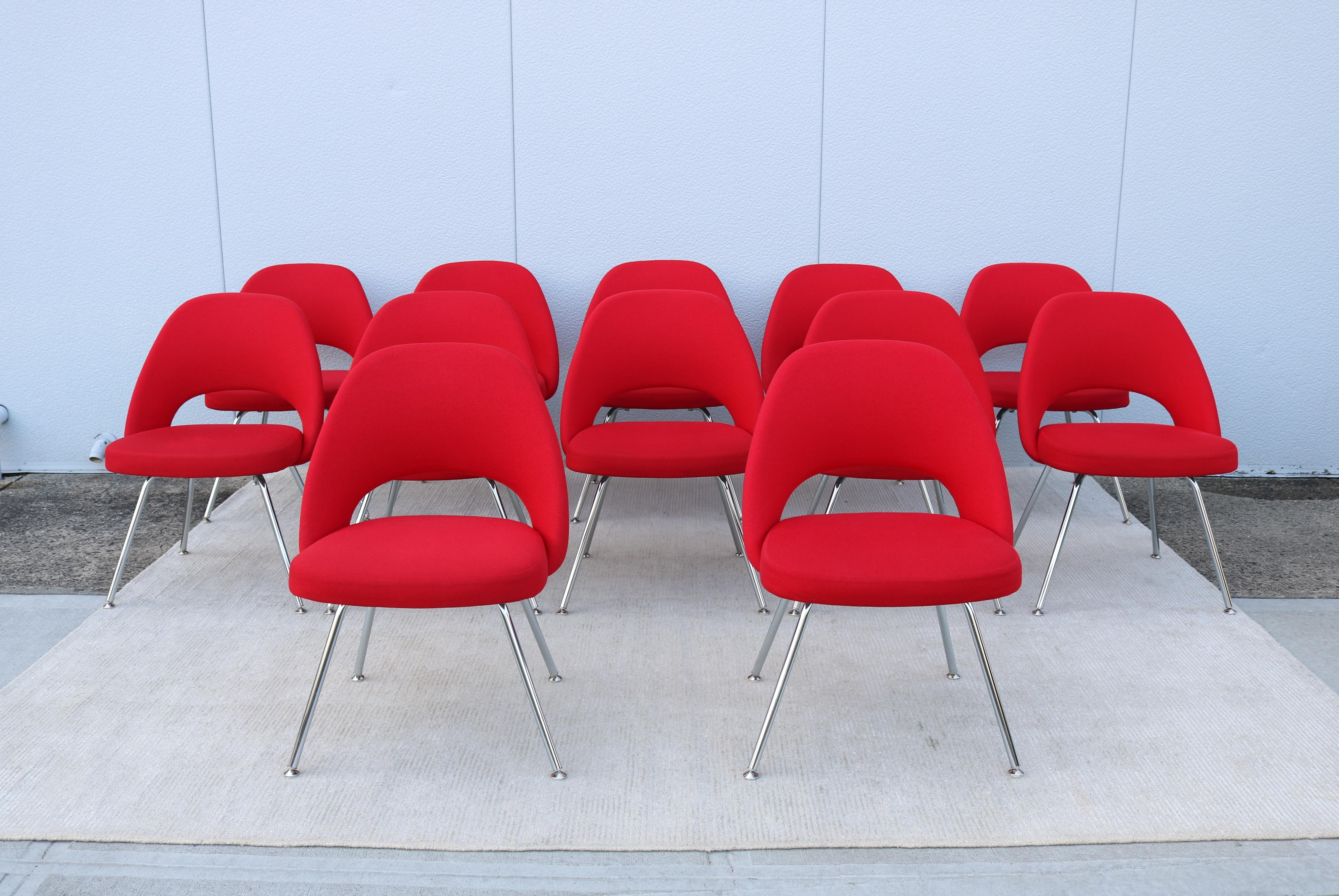 Atemberaubende authentische Mitte des Jahrhunderts modernen Satz von zwölf Saarinen Executive armless Stühle von Knoll.
Einer der beliebtesten Entwürfe von Knoll, der durch die Form seiner Schale höchsten Komfort bietet.
Er wurde 1950 eingeführt und