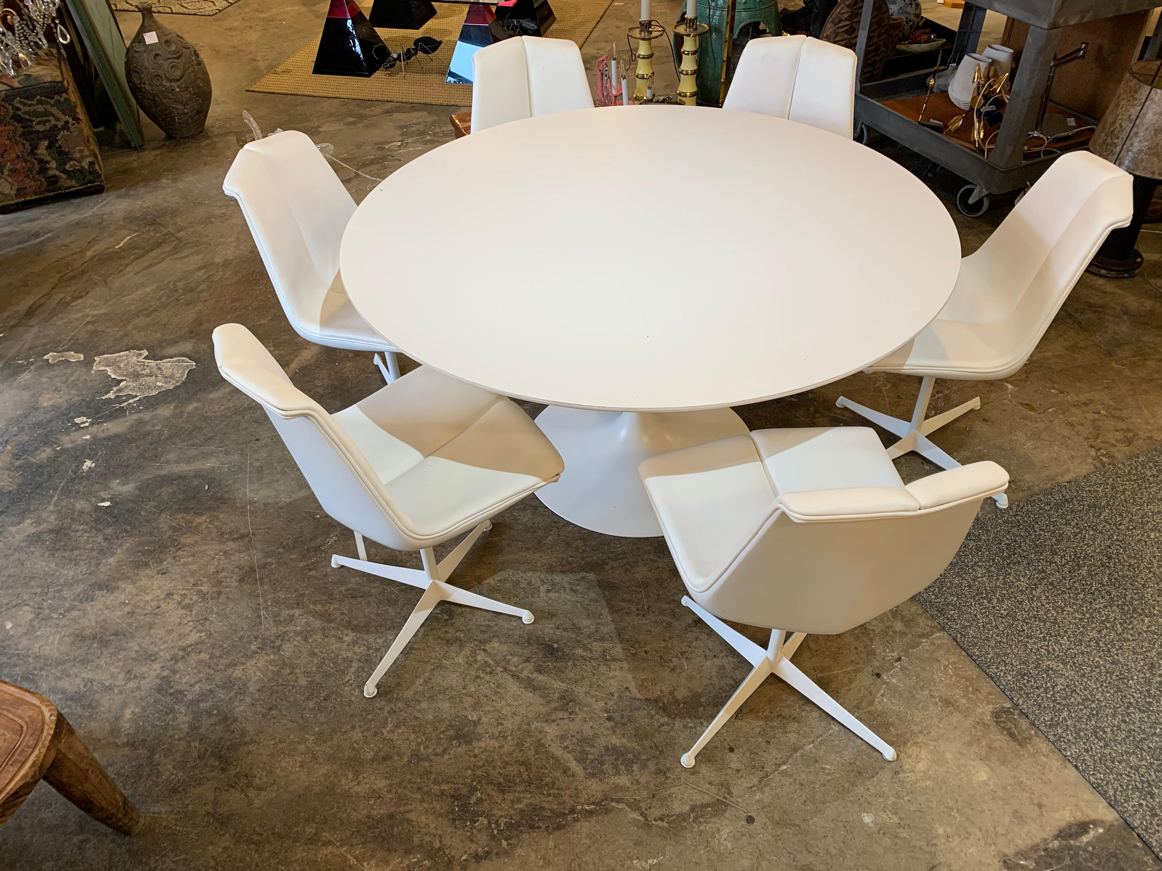 Mid Century Modern Eero Saarinen Laminated Tulip Table and Six Schultz Chairs In Good Condition In Chicago, IL