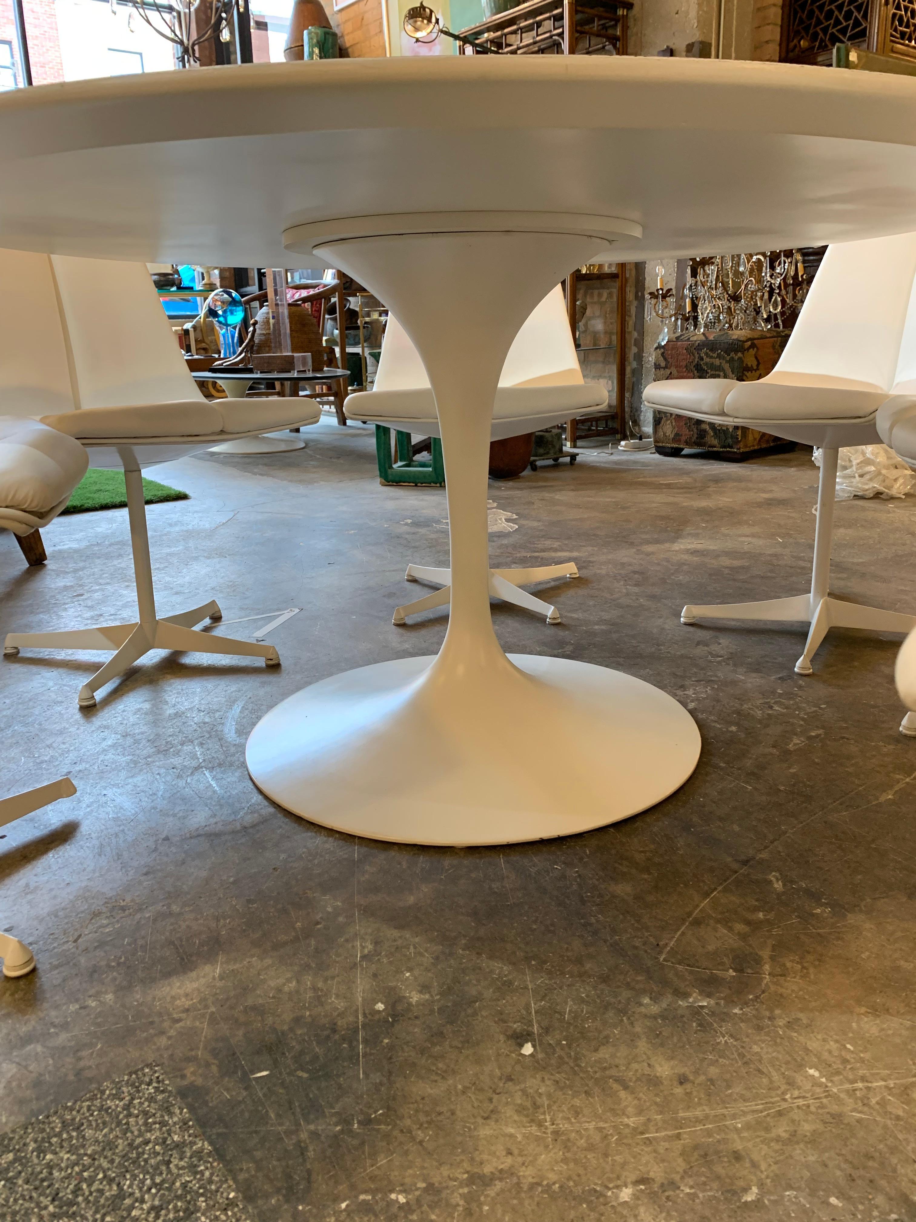 Mid Century Modern Eero Saarinen Laminated Tulip Table and Six Schultz Chairs 3