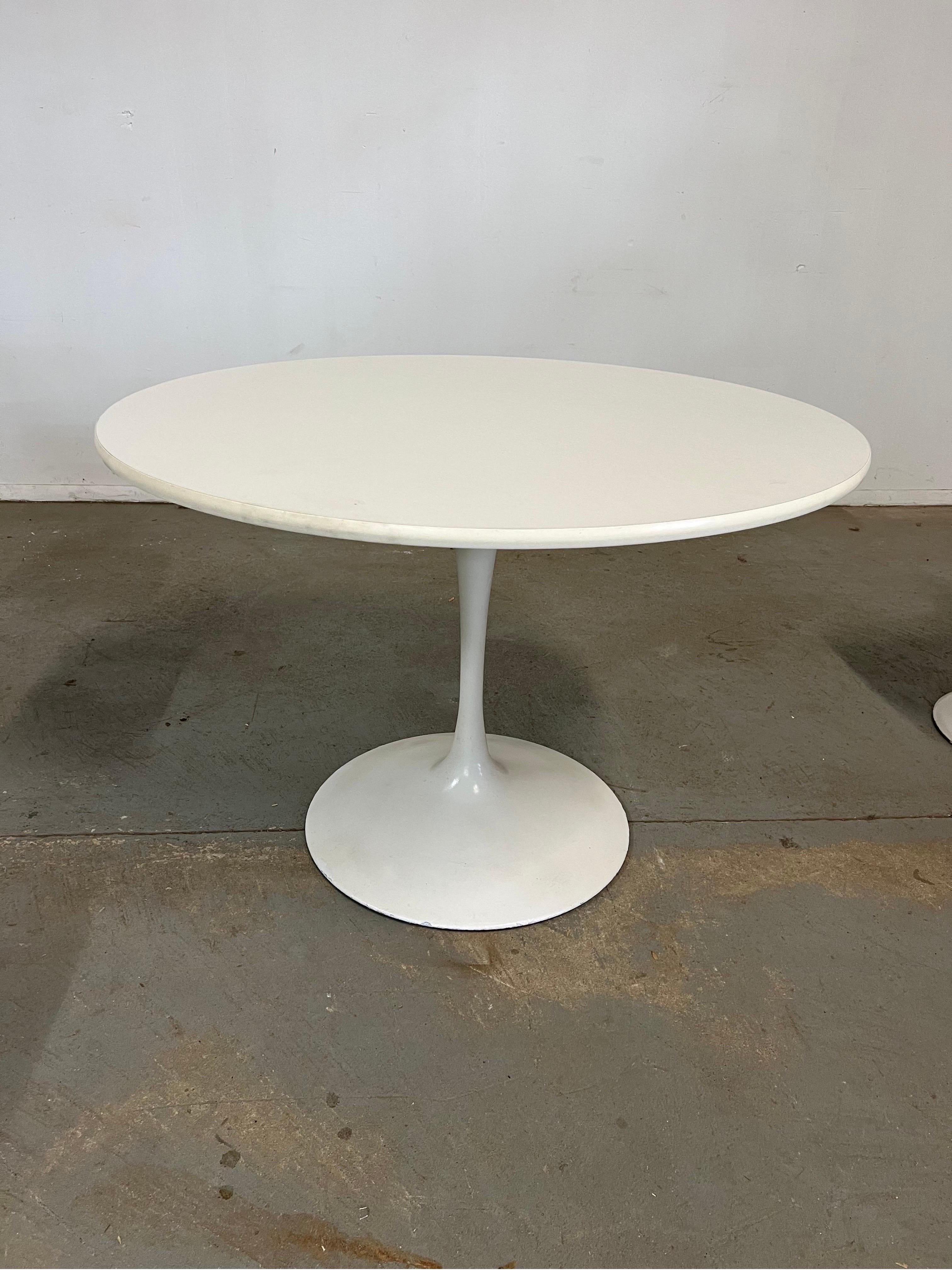 Mid-Century Modern Eero Saarinen Style Tulip Round Dining Table and Chairs For Sale 4