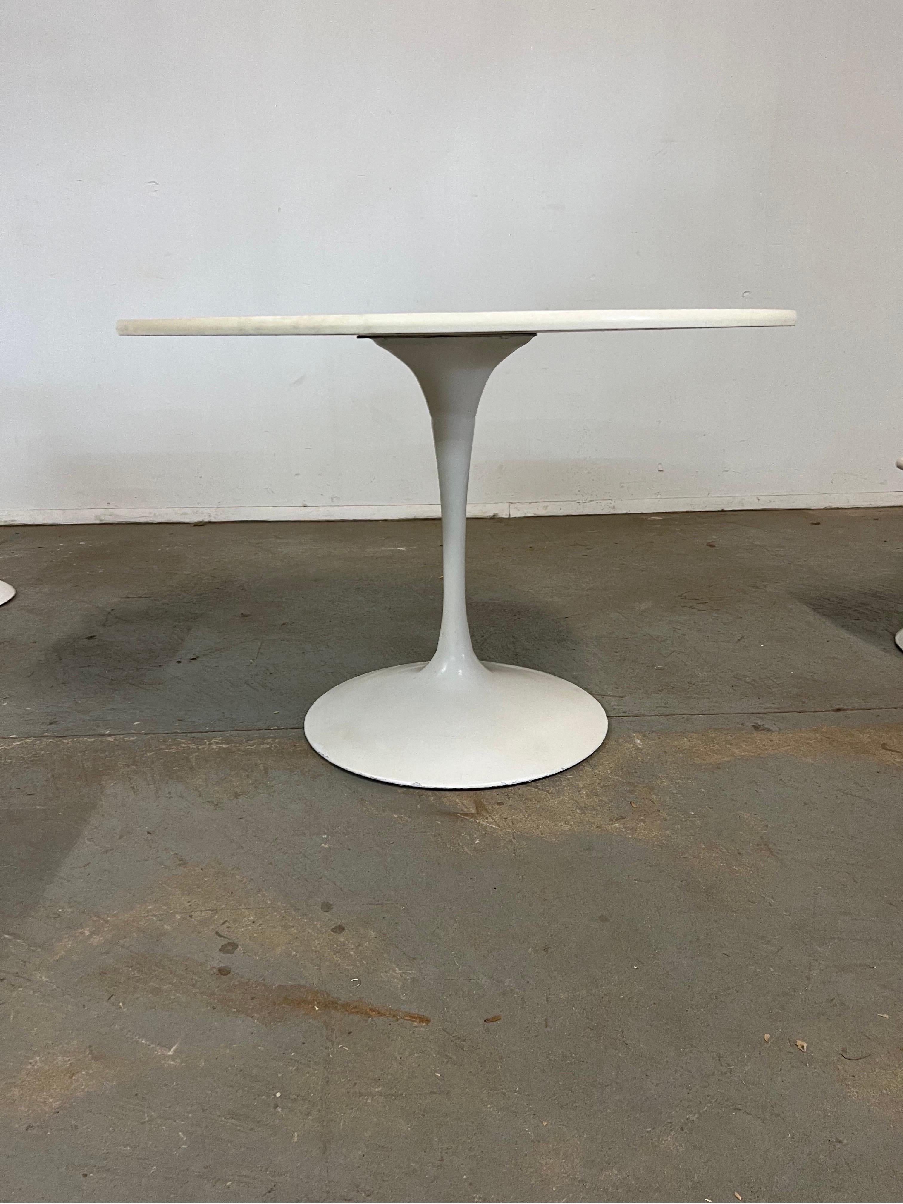 Mid-Century Modern Eero Saarinen Style Tulip Round Dining Table and Chairs For Sale 5