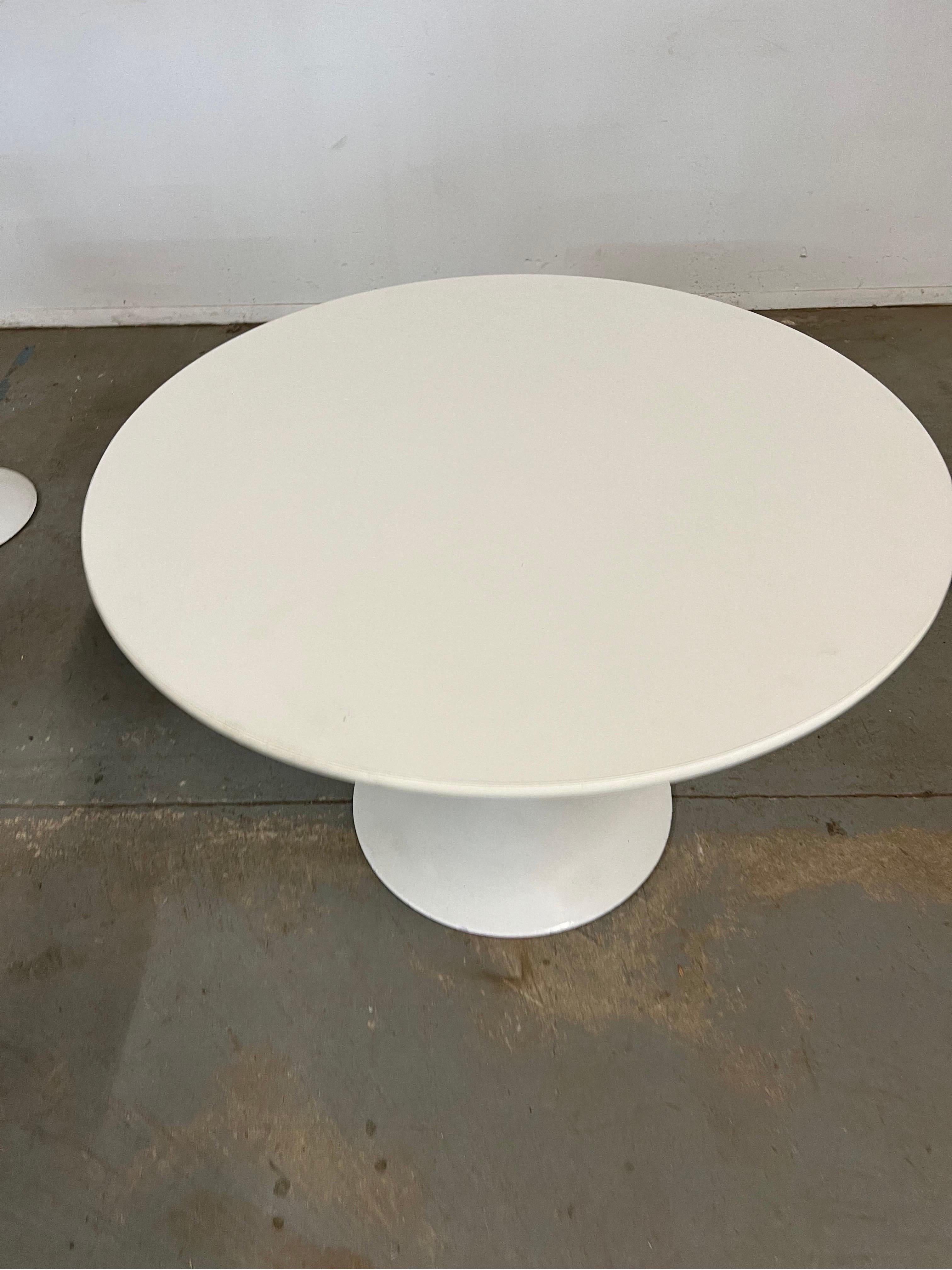 Mid-Century Modern Eero Saarinen Style Tulip Round Dining Table and Chairs For Sale 6