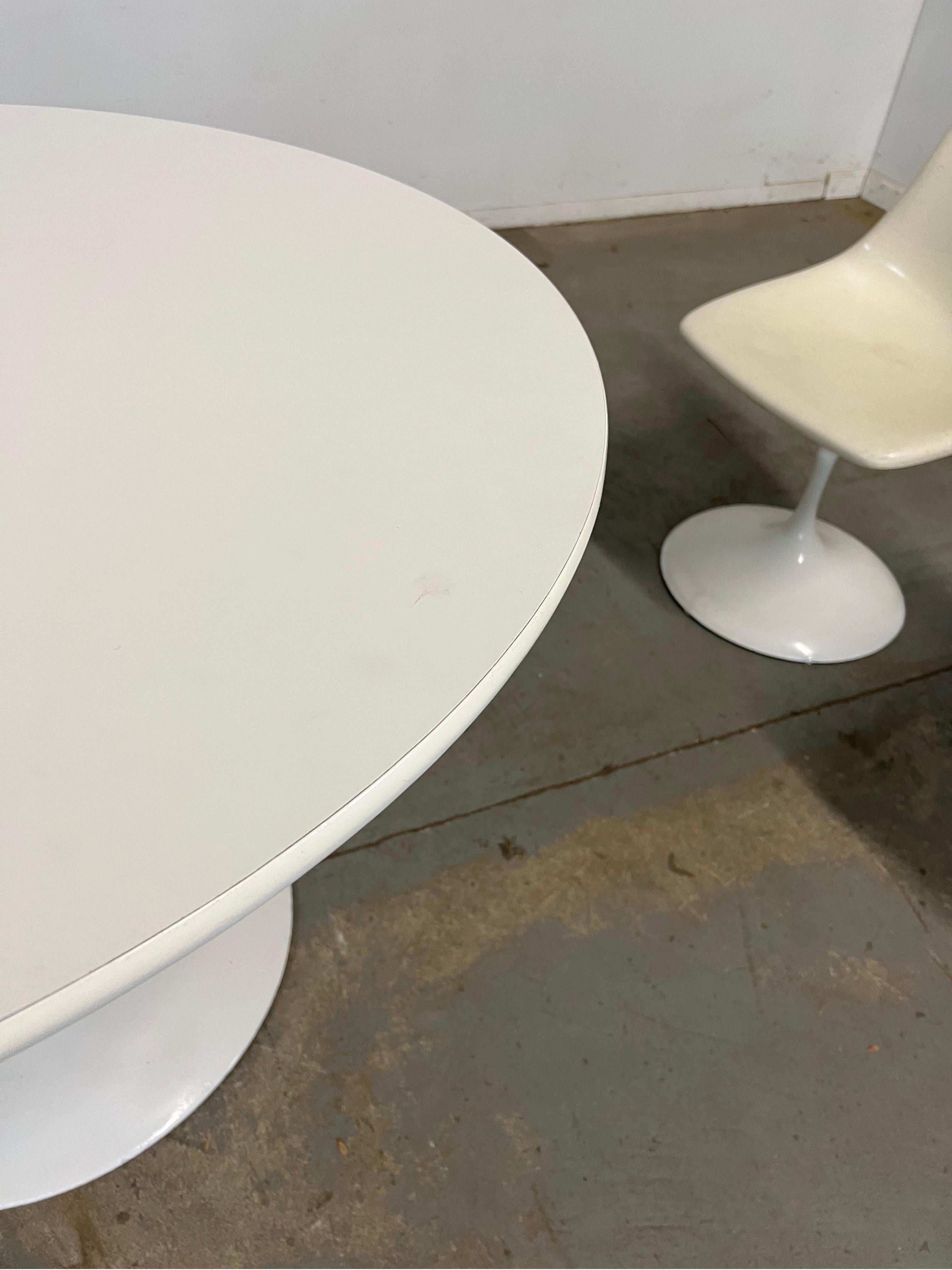 Mid-Century Modern Eero Saarinen Style Tulip Round Dining Table and Chairs For Sale 8